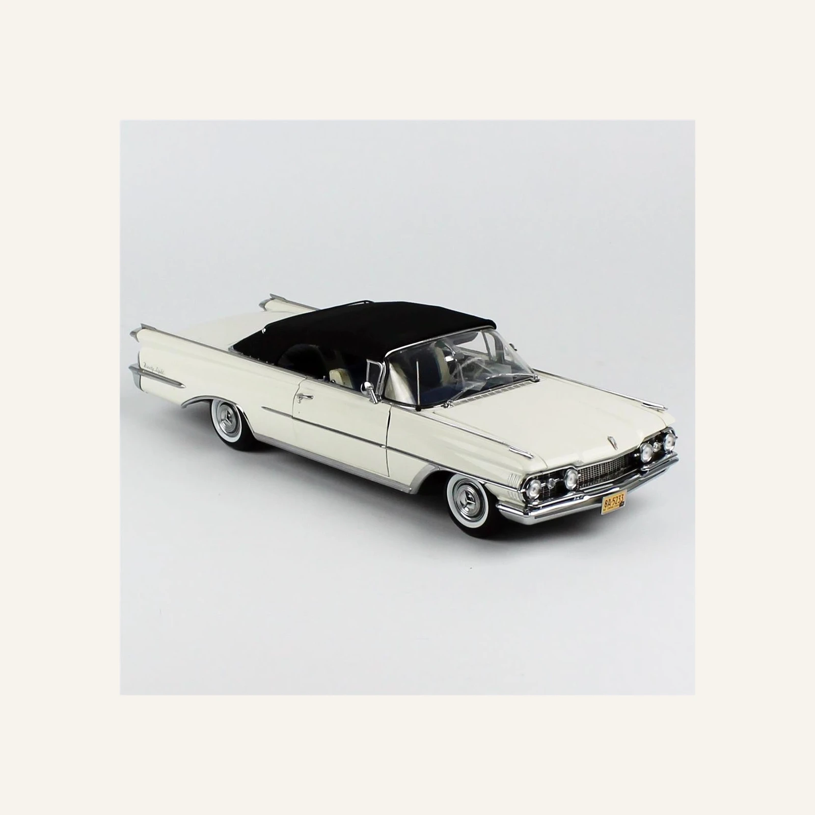 Sunstar 5233 1/18 Ölçek, 1959 Oldsmobile-98,Tek Kapı, Kapalı Tenteli, Polaris Beyazı