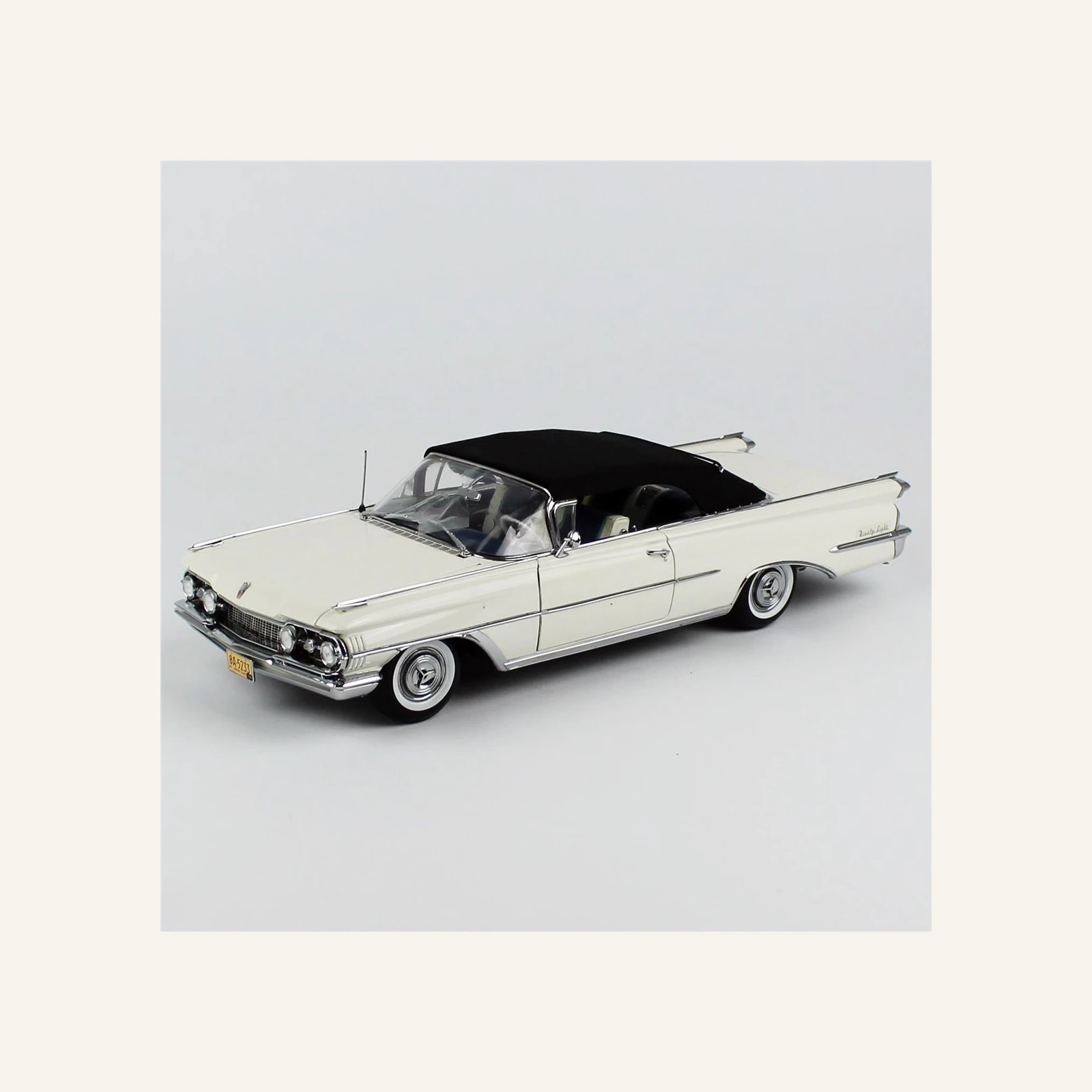 Sunstar 5233 1/18 Ölçek, 1959 Oldsmobile-98,Tek Kapı, Kapalı Tenteli, Polaris Beyazı