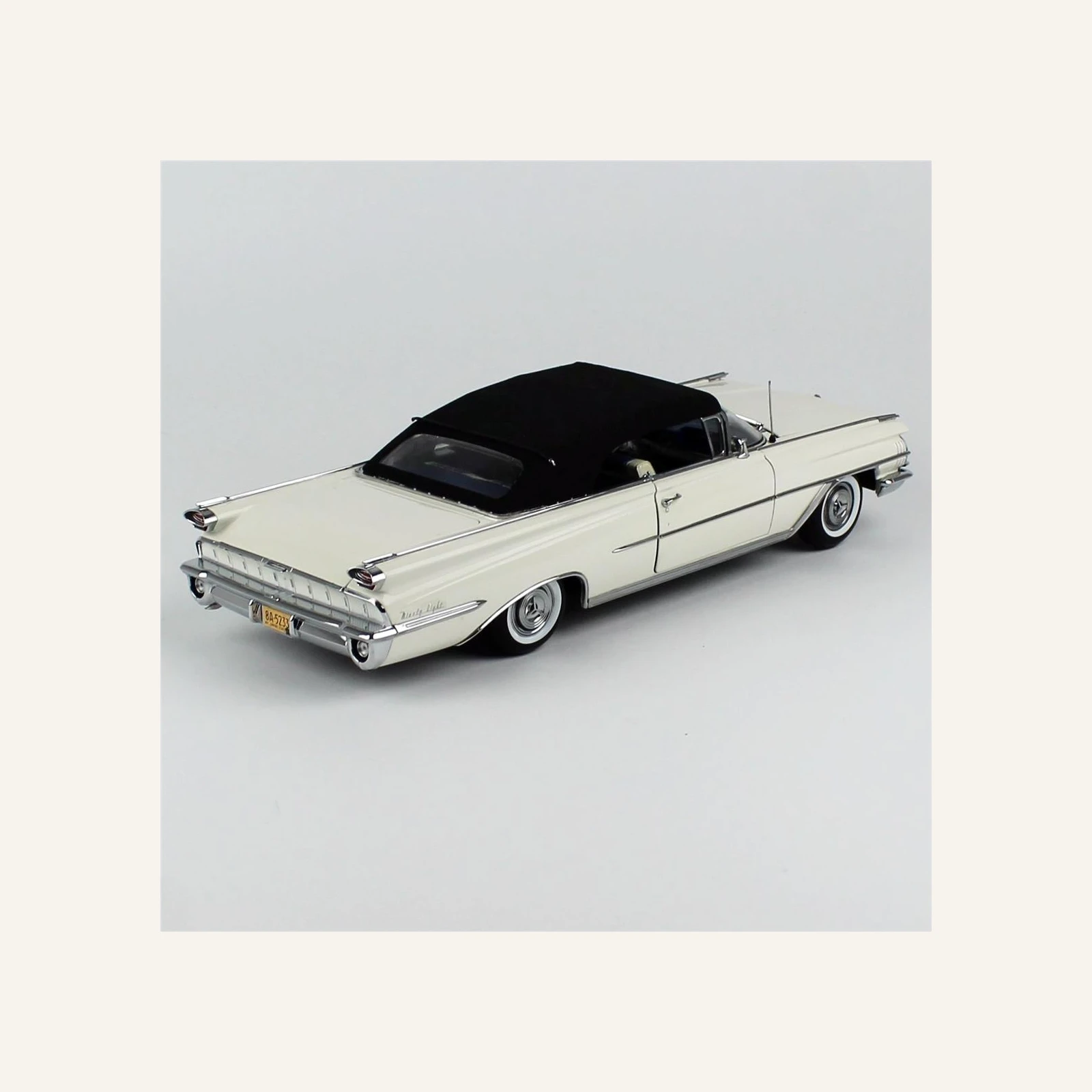 Sunstar 5233 1/18 Ölçek, 1959 Oldsmobile-98,Tek Kapı, Kapalı Tenteli, Polaris Beyazı