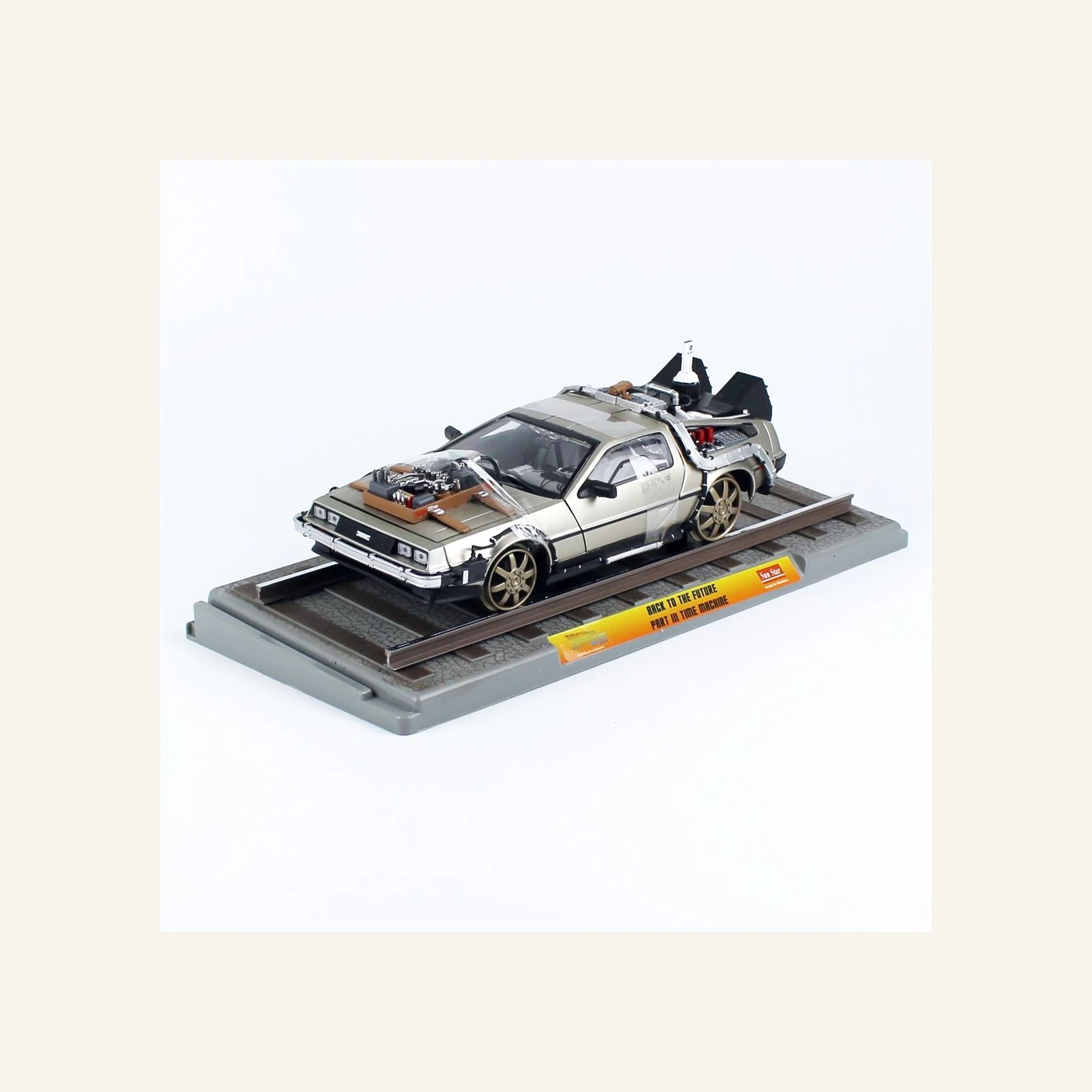 Sunstar 2714 1/18 Ölçek, Delorean (Geleceğe Dönüş III- Demiryolu Versiyonu) Krom Renk