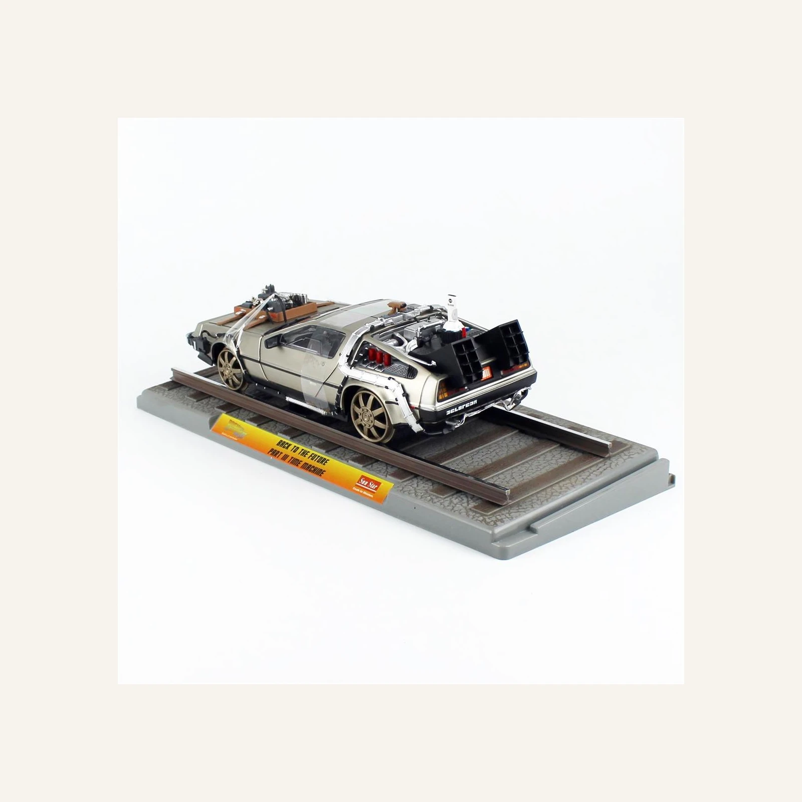 Sunstar 2714 1/18 Ölçek, Delorean (Geleceğe Dönüş III- Demiryolu Versiyonu) Krom Renk