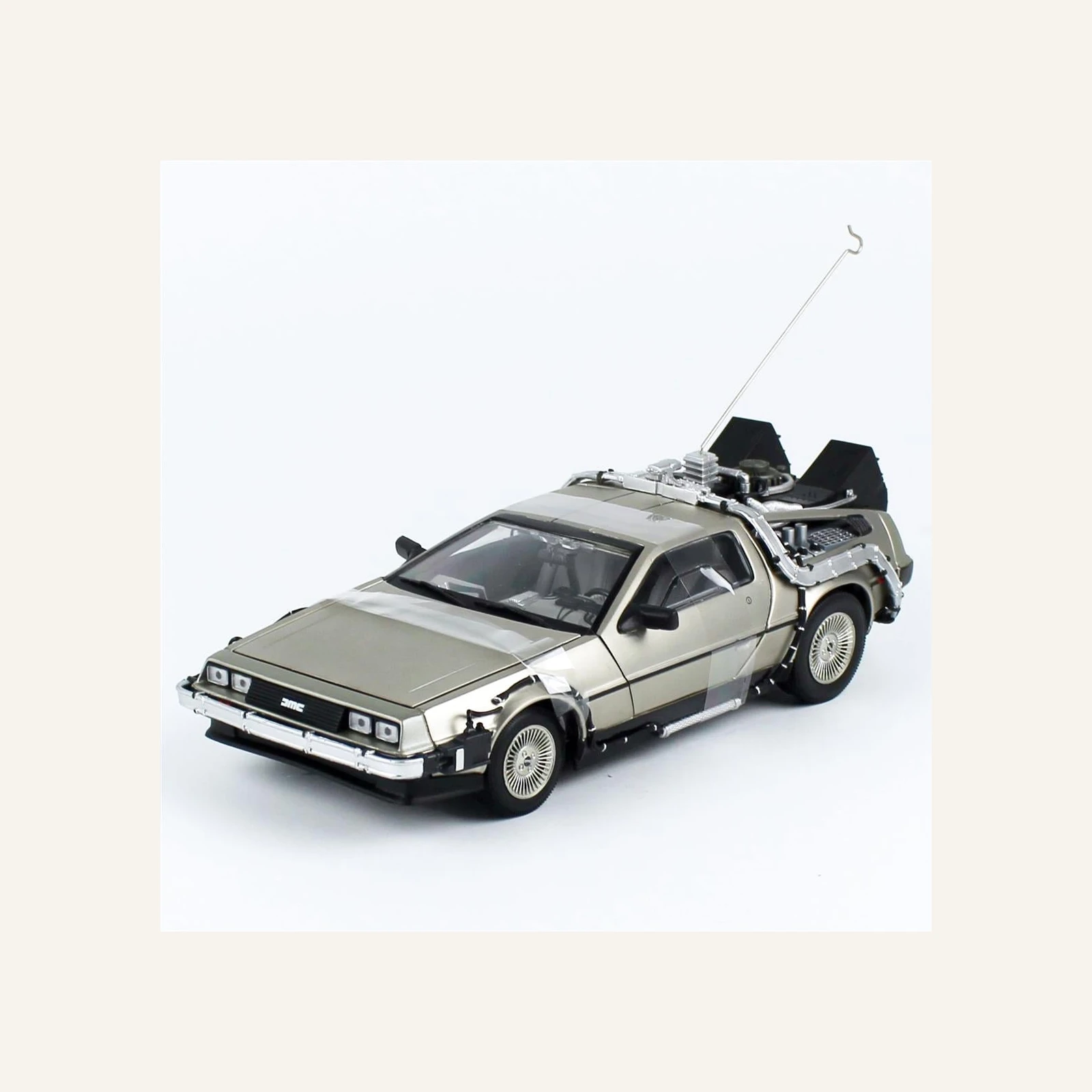 Sunstar 2711 1/18 Ölçek, Delorean (Geleceğe Dönüş I) Krom Renk