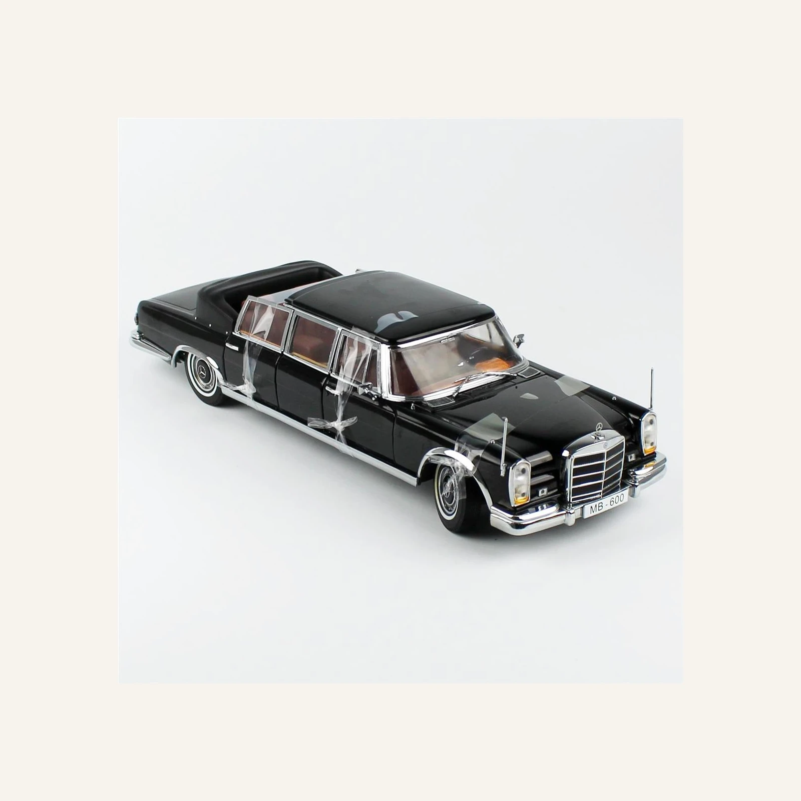 Sunstar 2302 1/18 Ölçek, 1966 Mercedes-Benz 600 Landaulet, Siyah