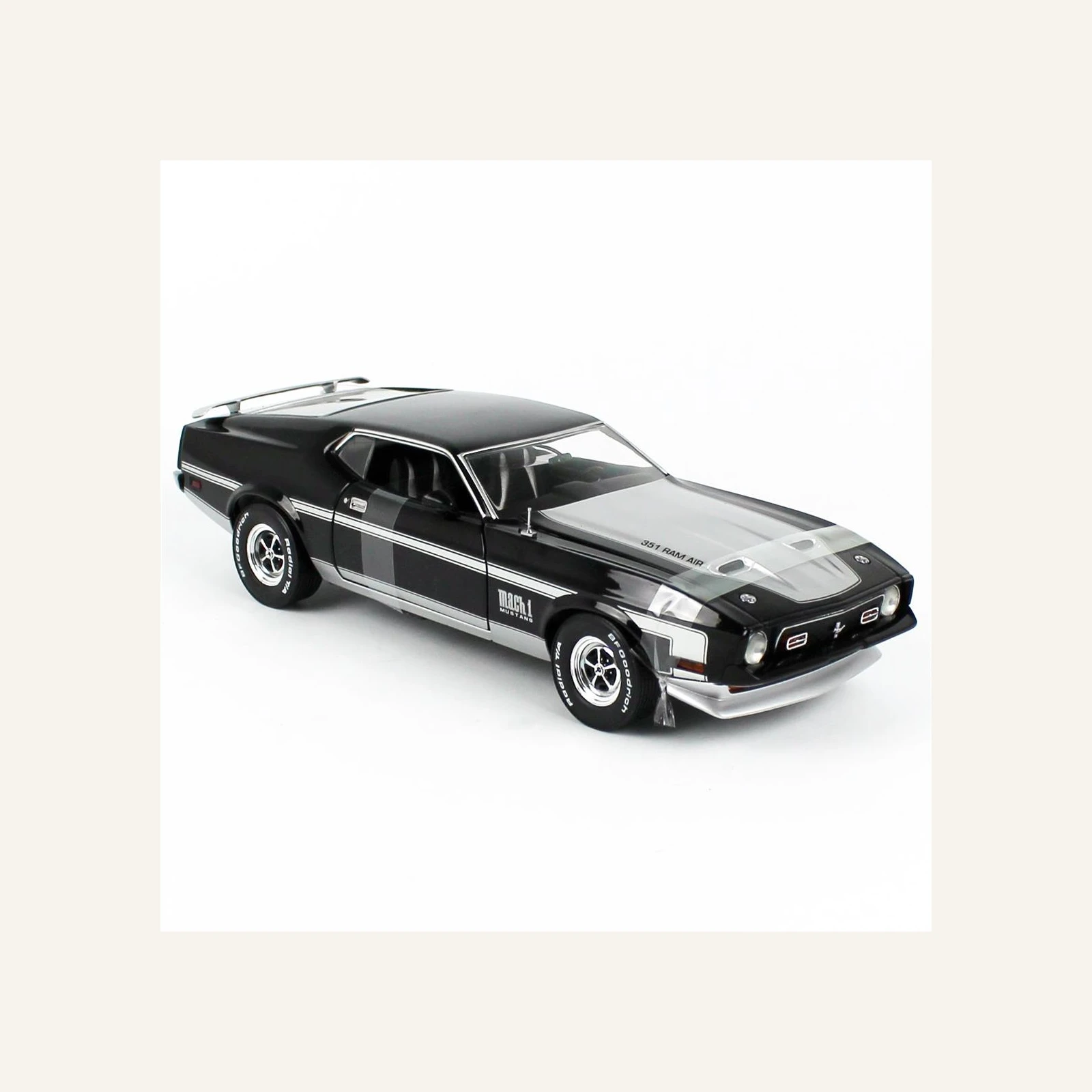 Sunstar 3639 1/18 Ölçek, 1971 Ford Mustang MACH 1, Kuzgun Siyahı