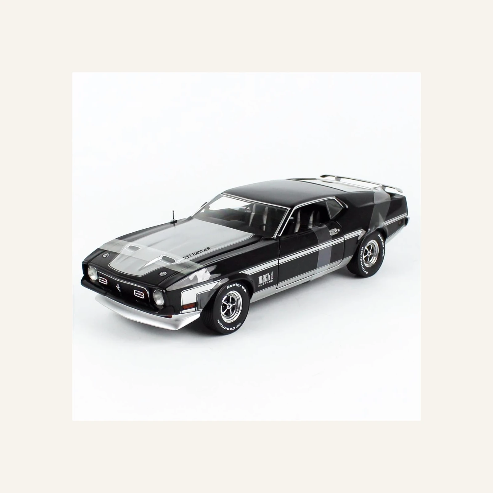 Sunstar 3639 1/18 Ölçek, 1971 Ford Mustang MACH 1, Kuzgun Siyahı