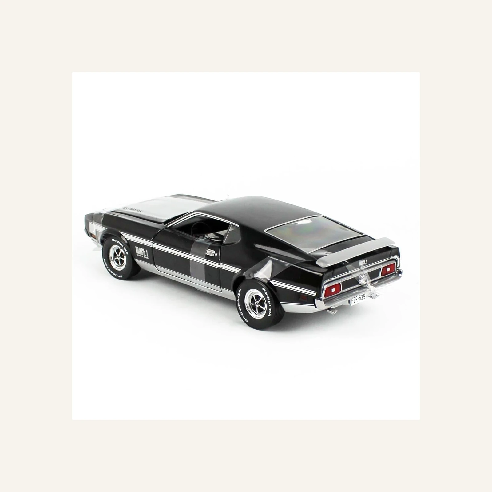 Sunstar 3639 1/18 Ölçek, 1971 Ford Mustang MACH 1, Kuzgun Siyahı