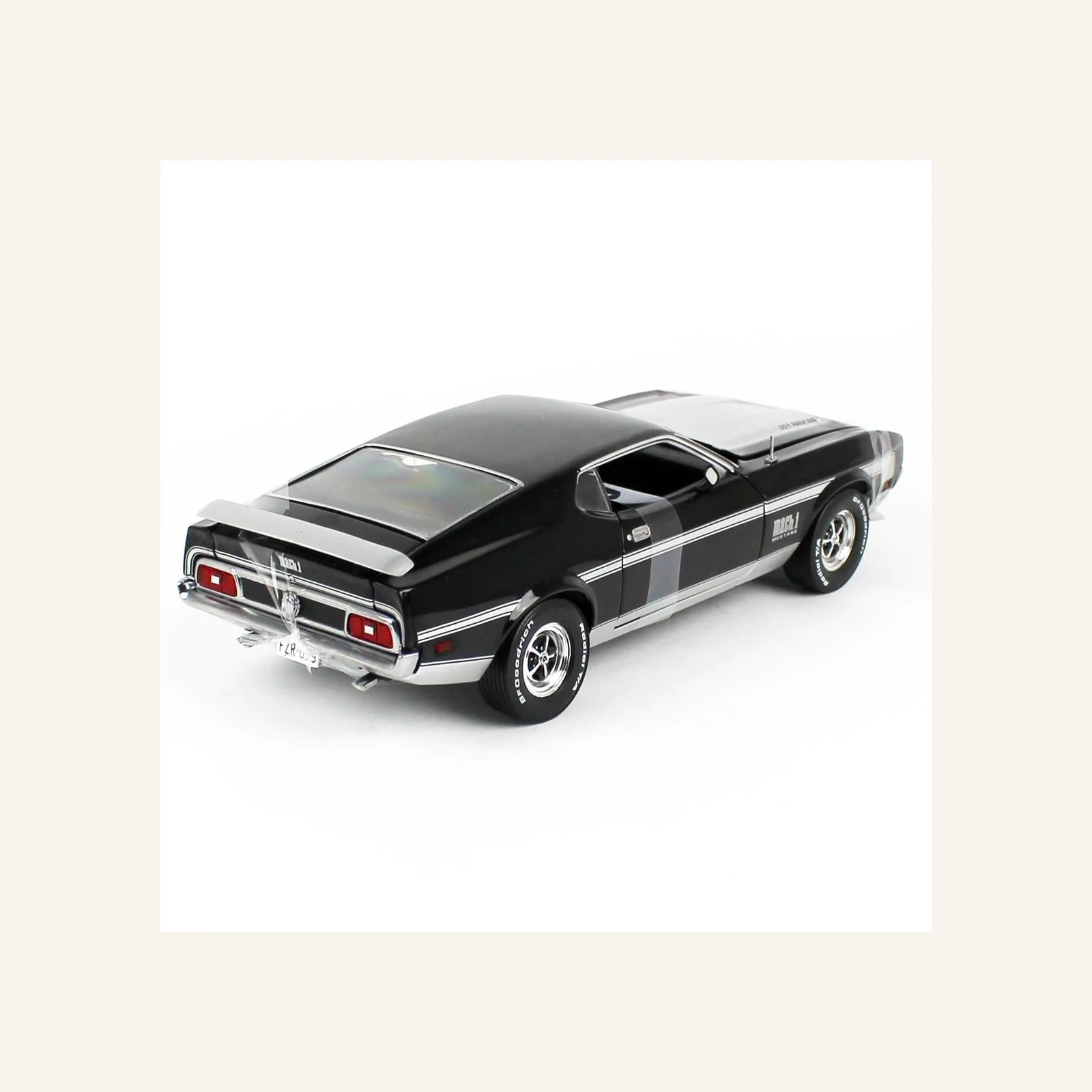 Sunstar 3639 1/18 Ölçek, 1971 Ford Mustang MACH 1, Kuzgun Siyahı