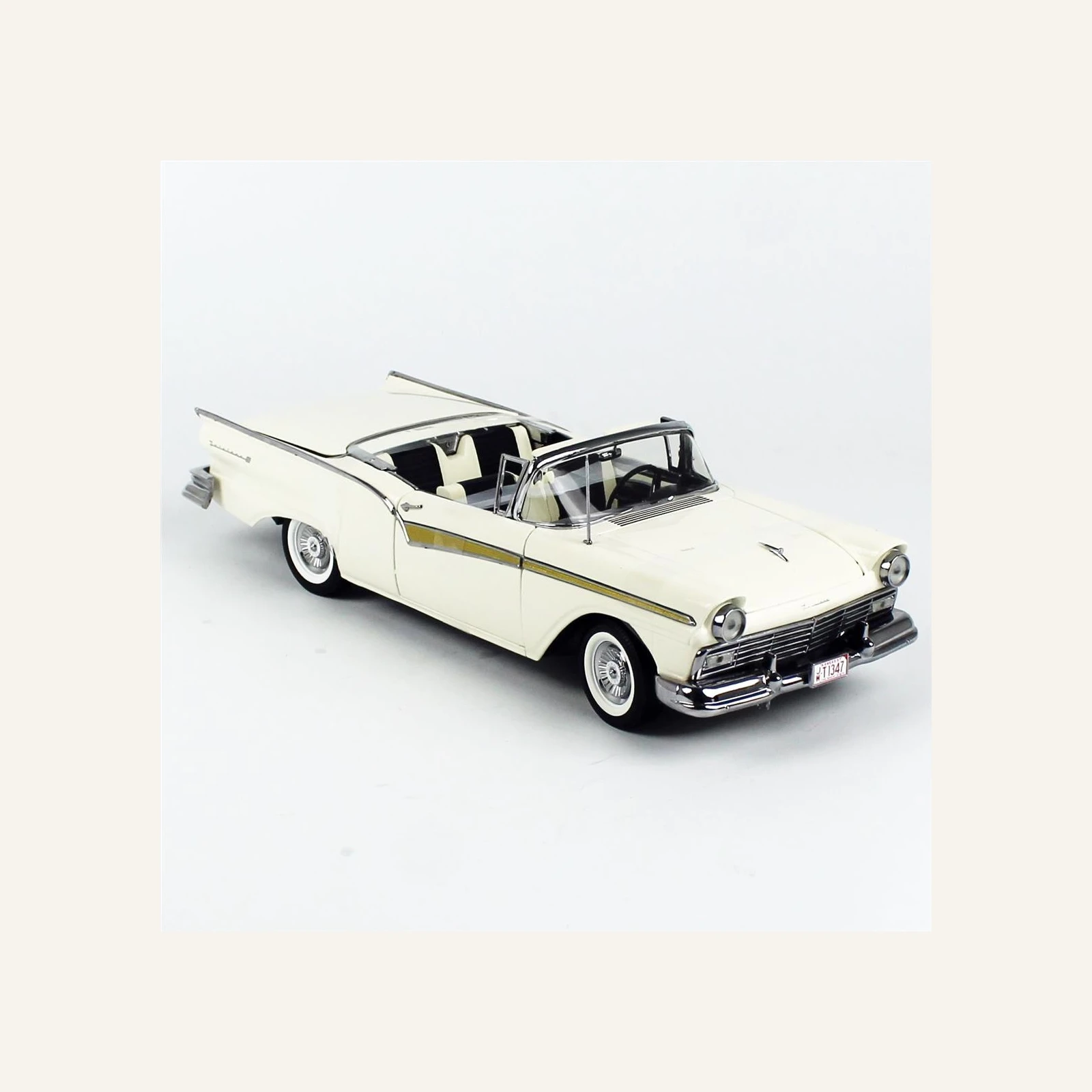 Sunstar 1346 1/18 Ölçek, 1957 Ford Fairlane 500 Skyliner, Beyaz