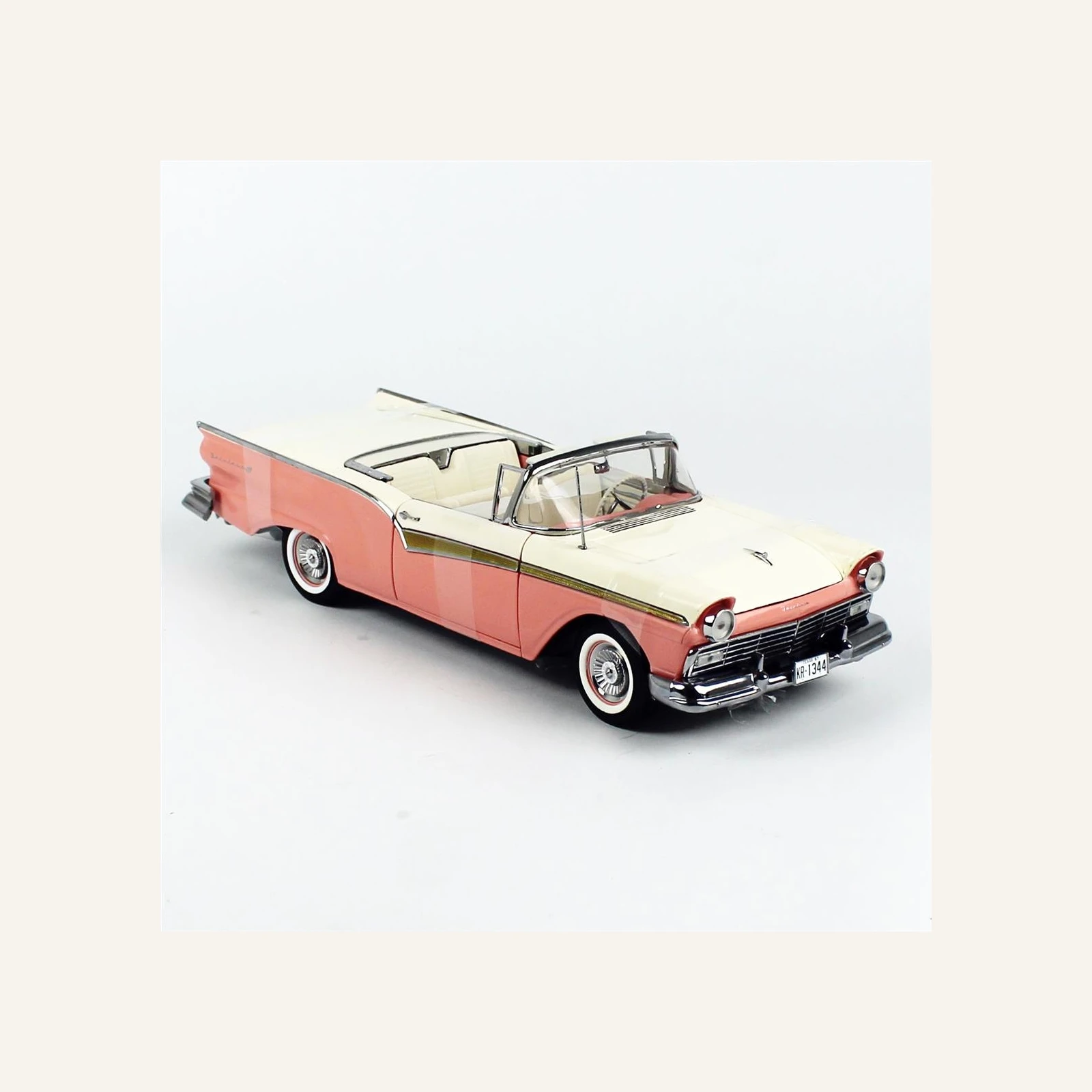 Sunstar 1344 1/18 Ölçek, 1957 Ford Fairlane 500 Skyliner, Mercan/Beyaz