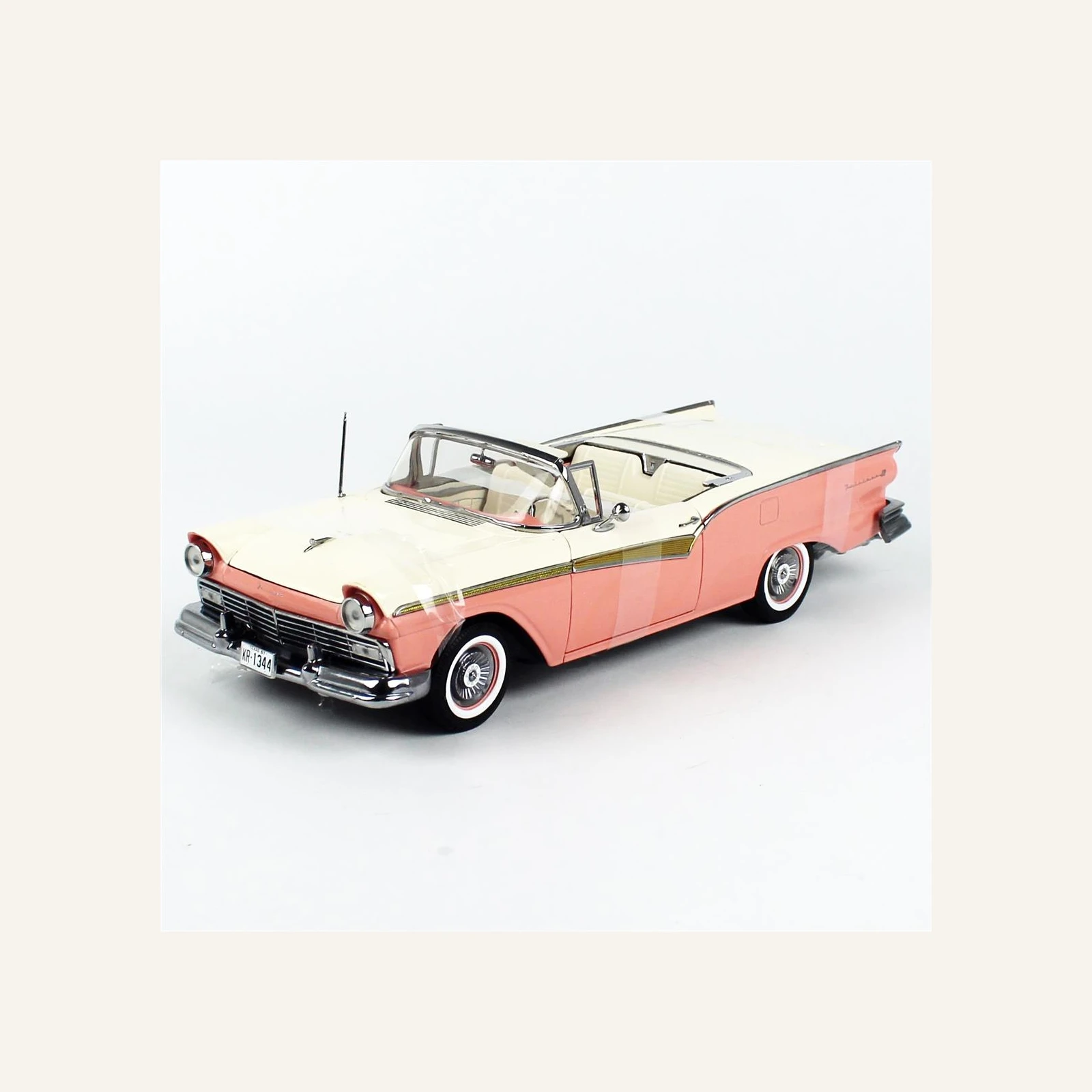 Sunstar 1344 1/18 Ölçek, 1957 Ford Fairlane 500 Skyliner, Mercan/Beyaz