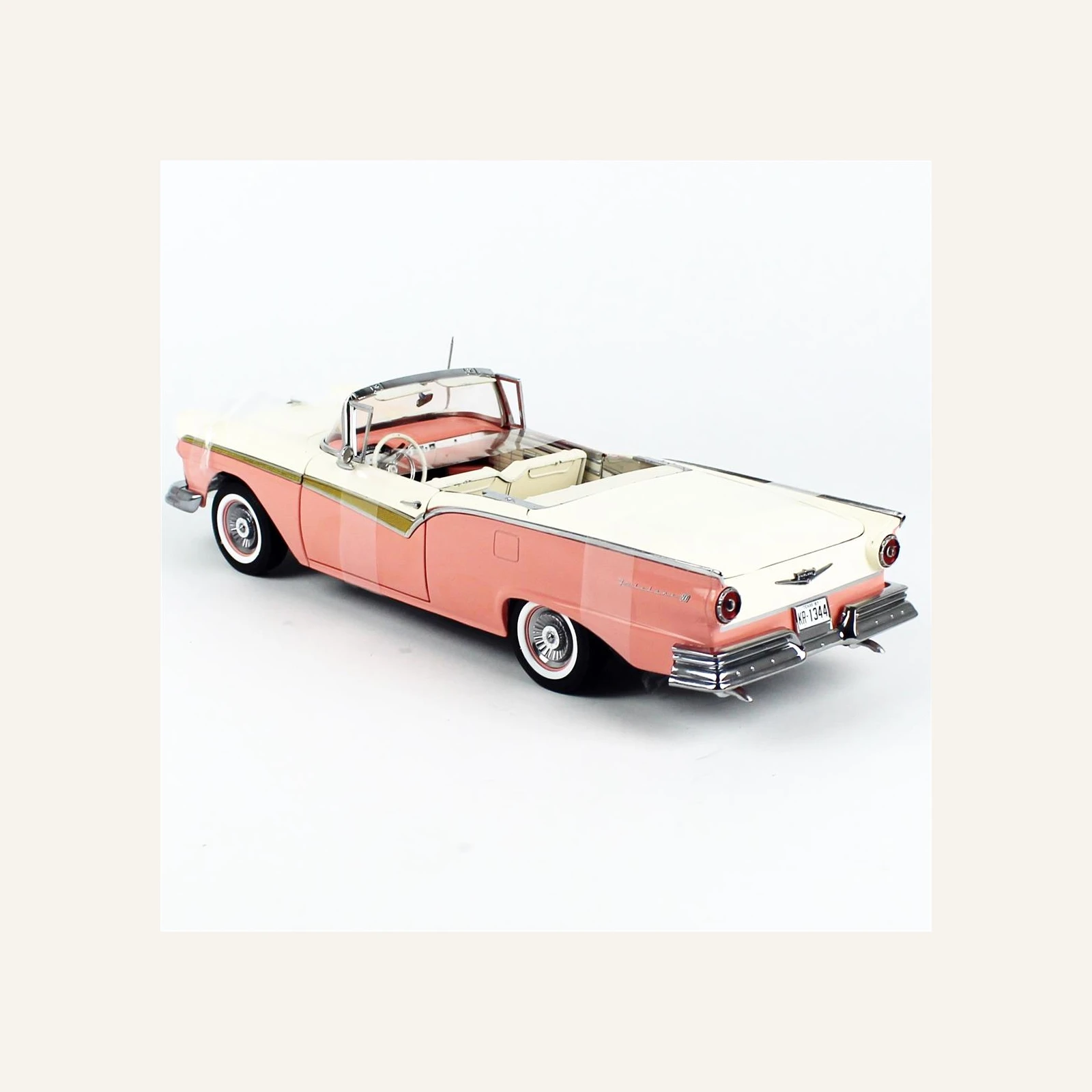 Sunstar 1344 1/18 Ölçek, 1957 Ford Fairlane 500 Skyliner, Mercan/Beyaz