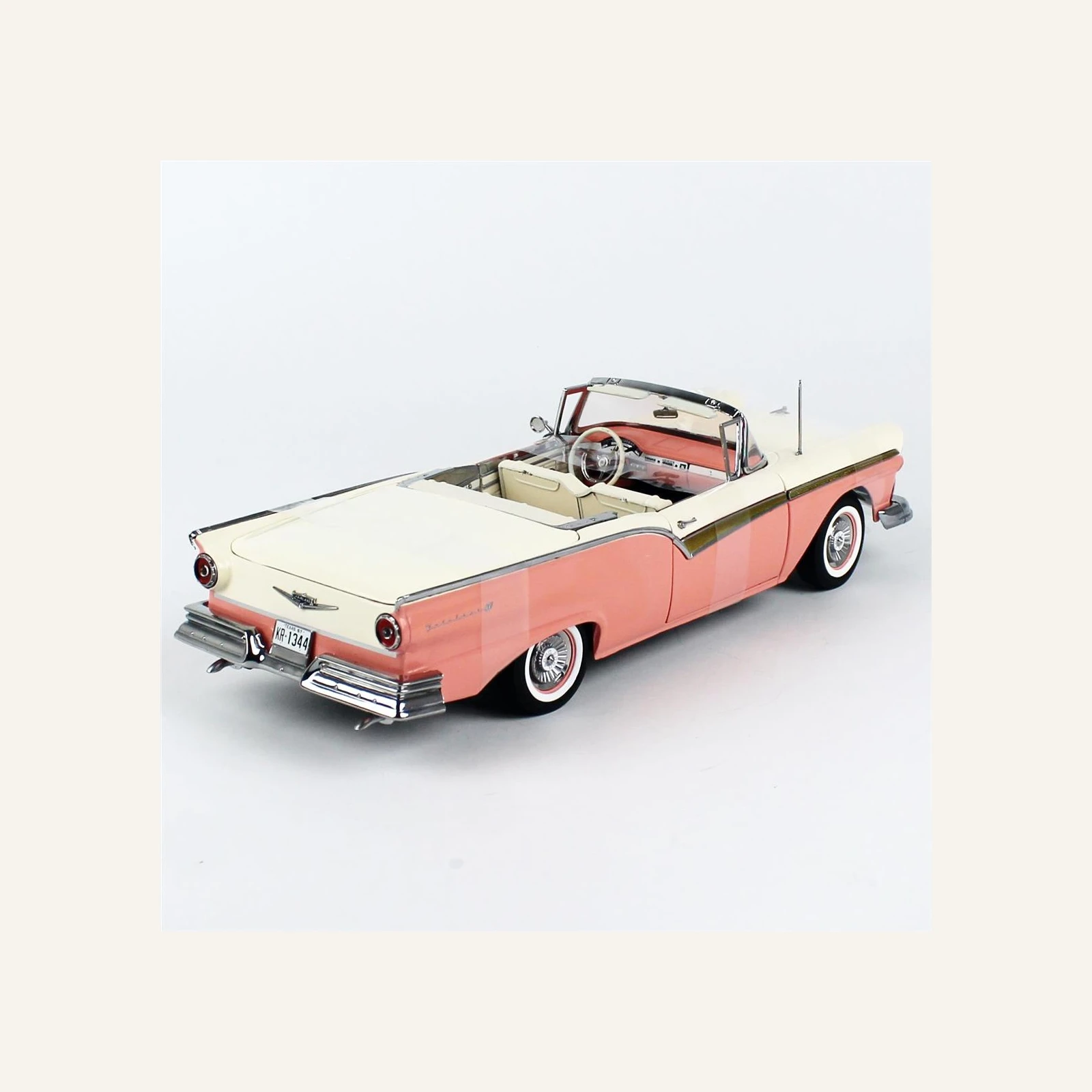 Sunstar 1344 1/18 Ölçek, 1957 Ford Fairlane 500 Skyliner, Mercan/Beyaz