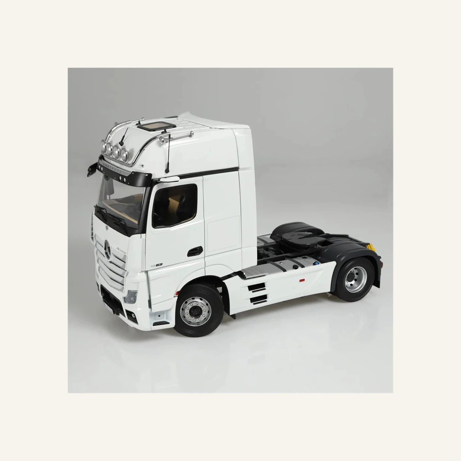 NZG 1024/40 1/18 Ölçek, Mercedes-Benz Actros GigaSpace 4x2 Çekici, Beyaz
