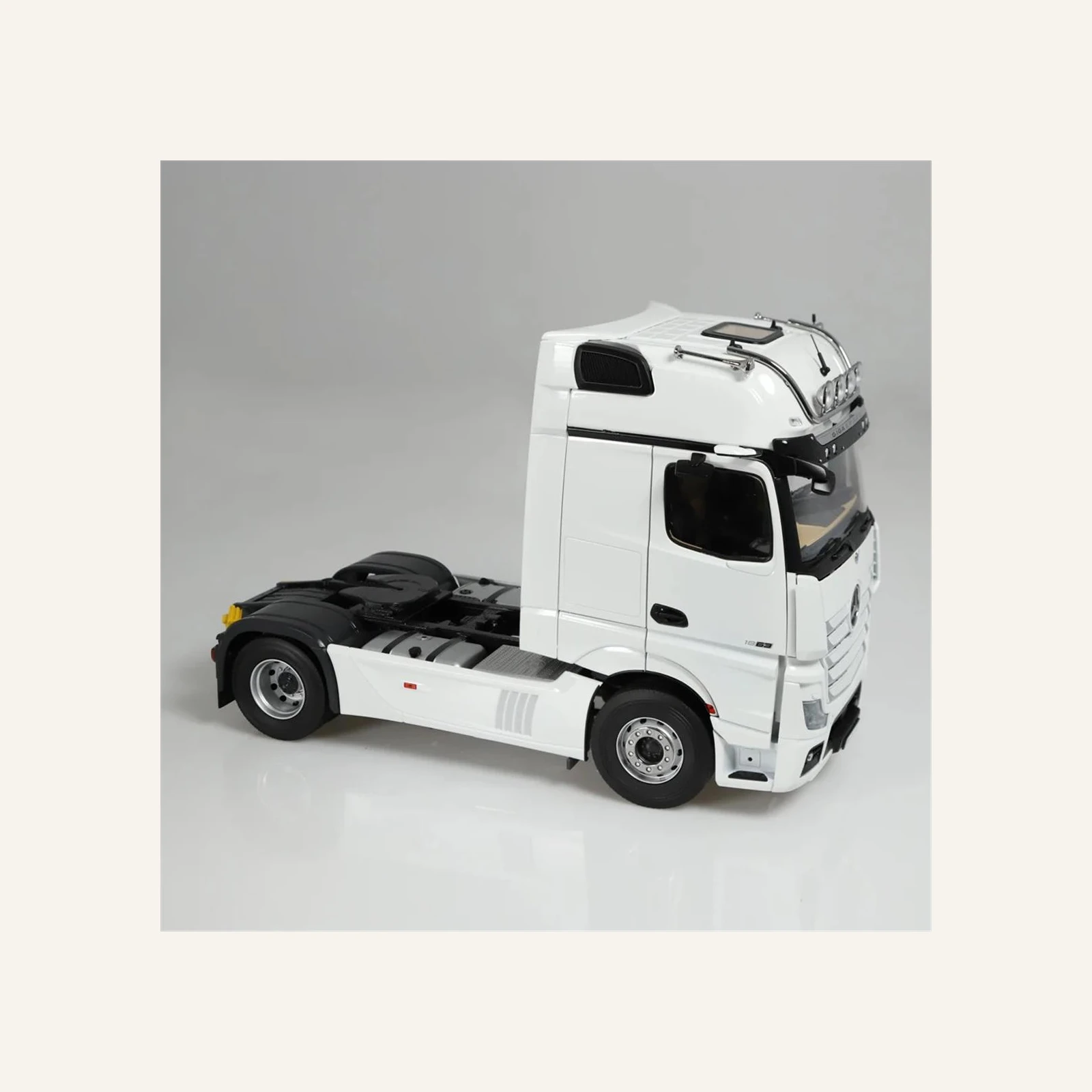 NZG 1024/40 1/18 Ölçek, Mercedes-Benz Actros GigaSpace 4x2 Çekici, Beyaz