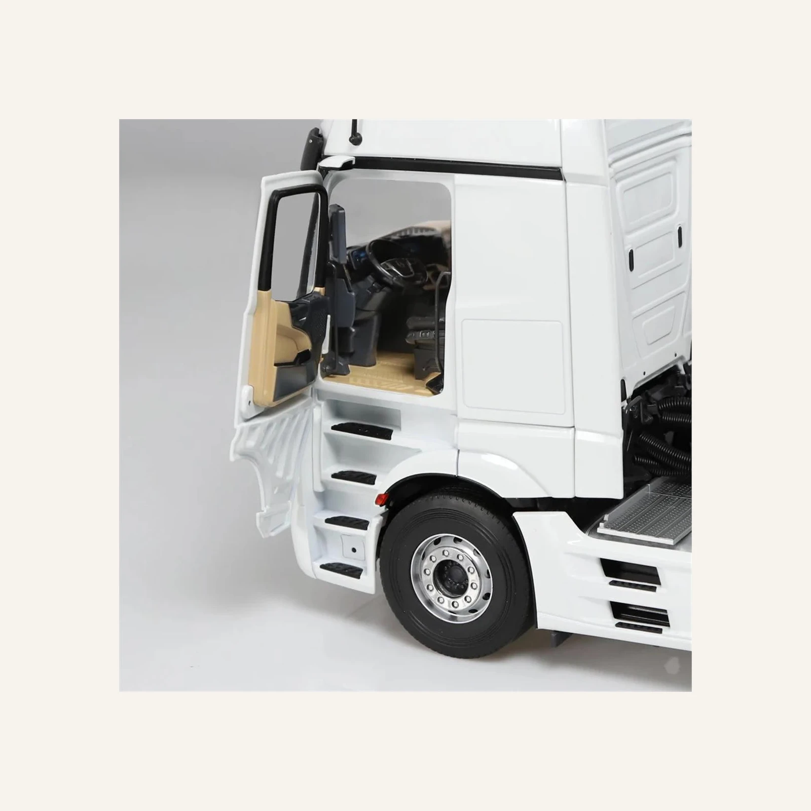 NZG 1024/40 1/18 Ölçek, Mercedes-Benz Actros GigaSpace 4x2 Çekici, Beyaz