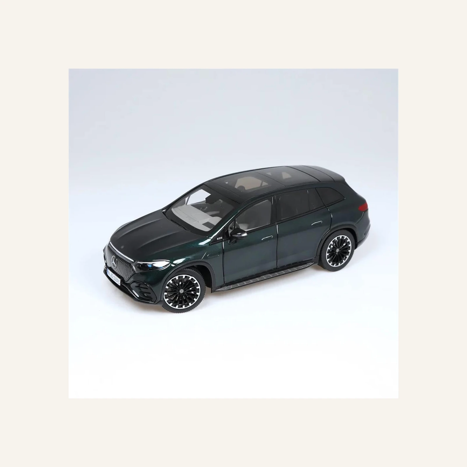 NZG 1059/30 1/18 Ölçek, Mercedes-Benz EQS AMG Line SUV, Yeşil