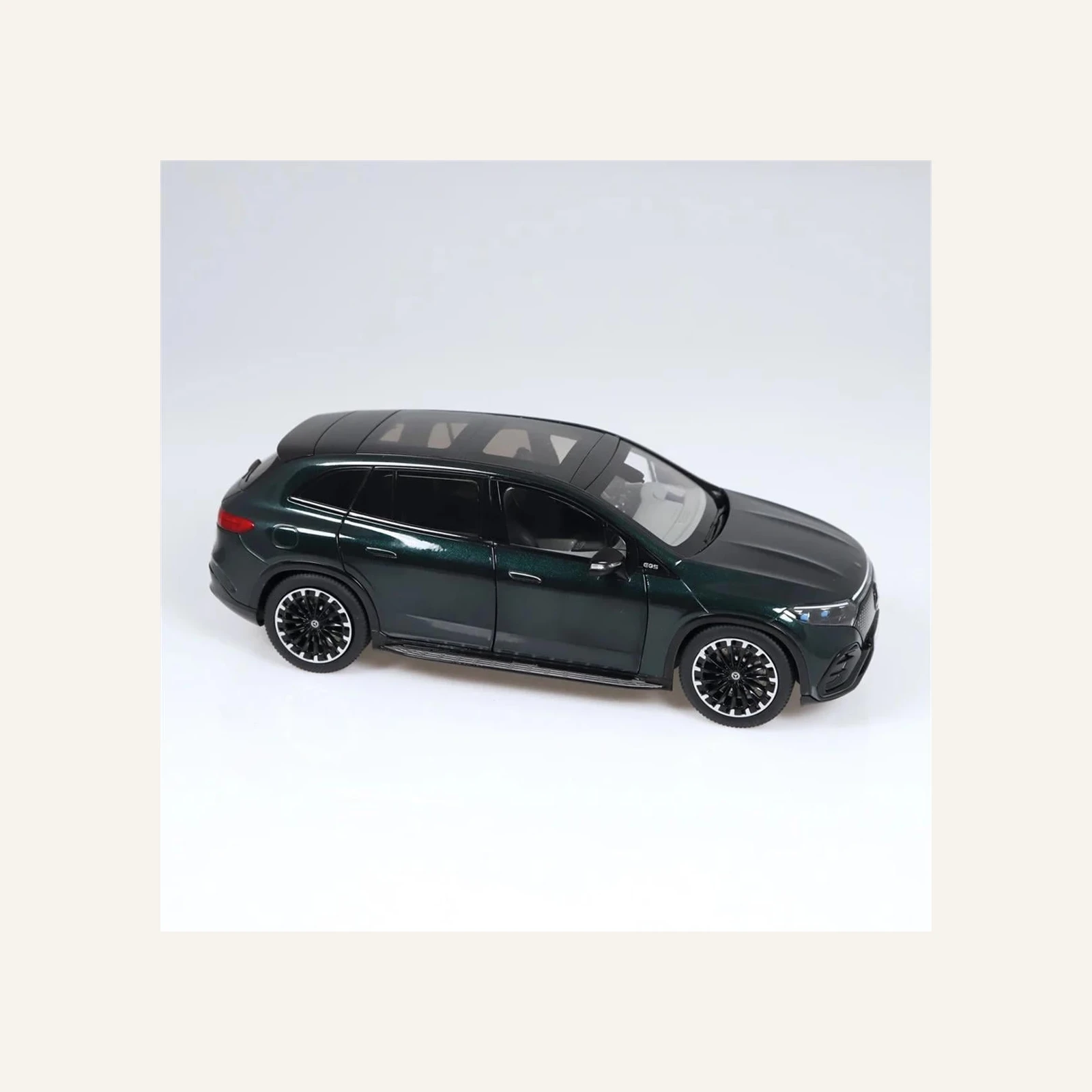 NZG 1059/30 1/18 Ölçek, Mercedes-Benz EQS AMG Line SUV, Yeşil