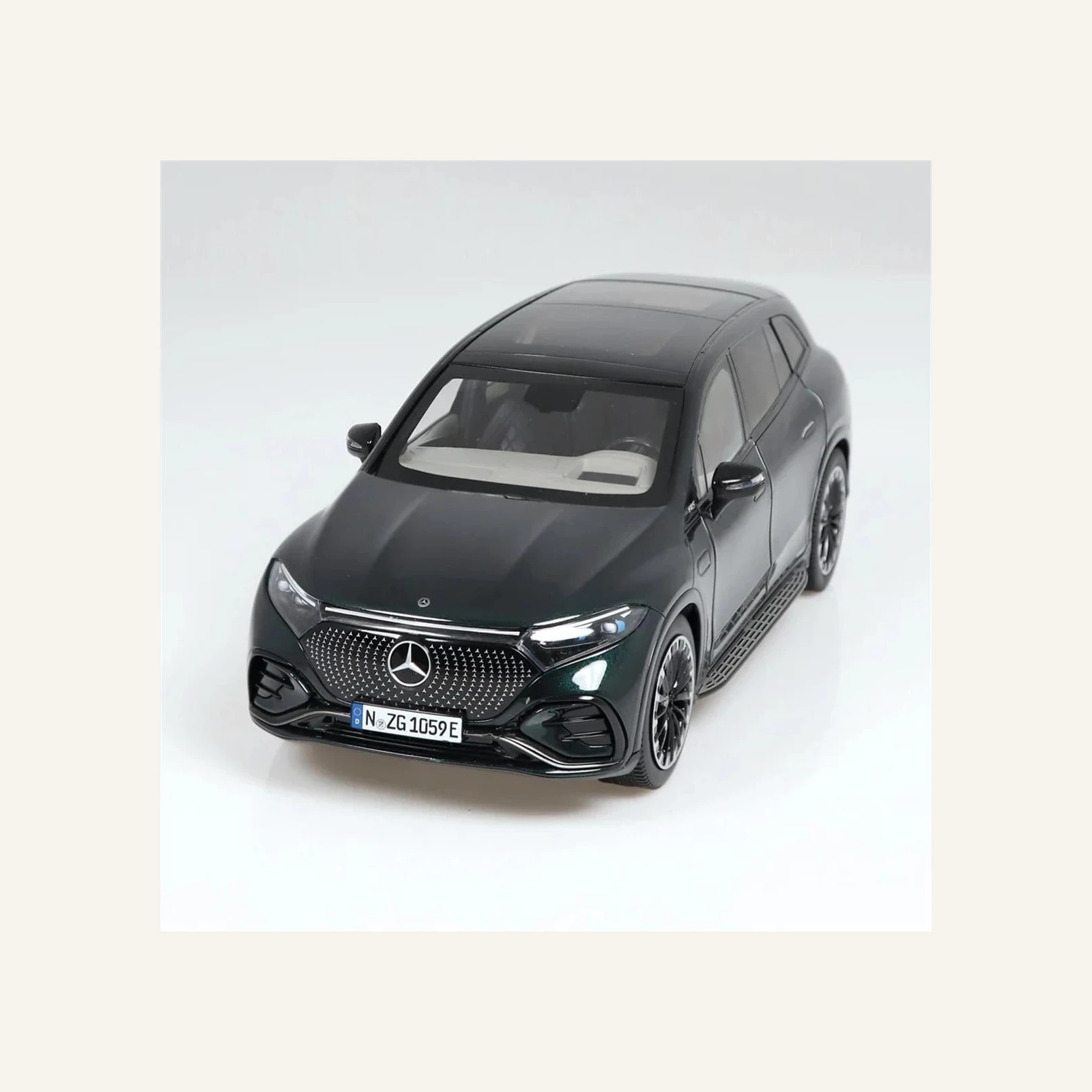 NZG 1059/30 1/18 Ölçek, Mercedes-Benz EQS AMG Line SUV, Yeşil