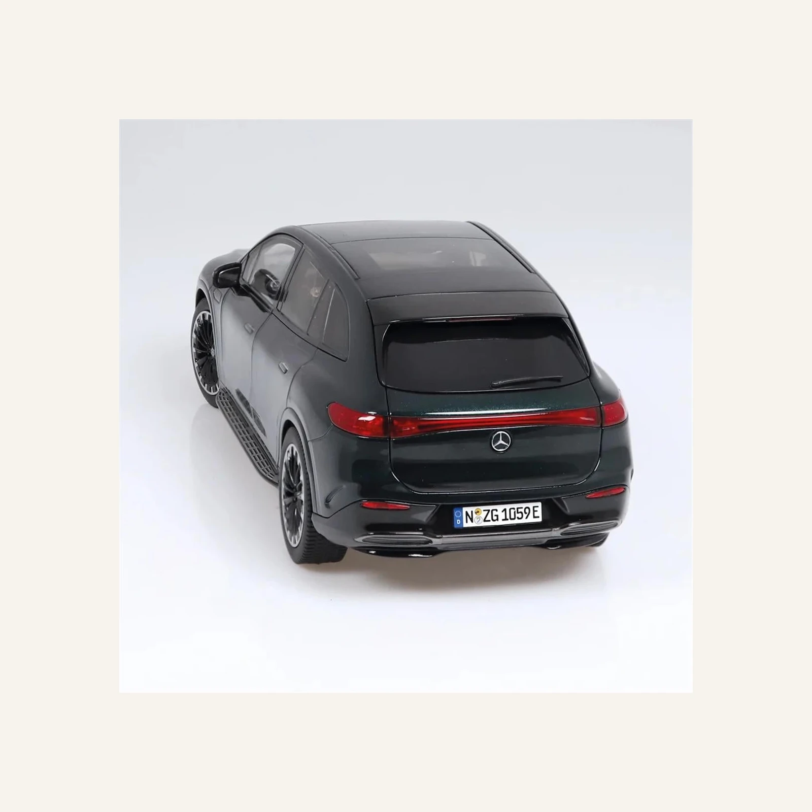 NZG 1059/30 1/18 Ölçek, Mercedes-Benz EQS AMG Line SUV, Yeşil