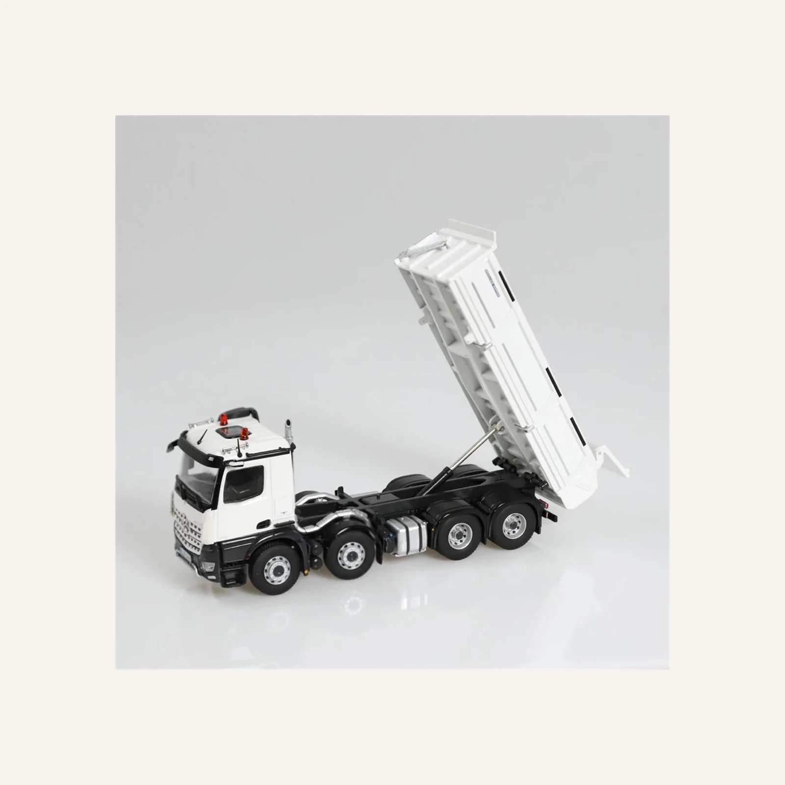 NZG 1066/40 1/50 Ölçek, Mercedes-Benz Arocs 8x4 Meiller Damperli Kamyon, Beyaz