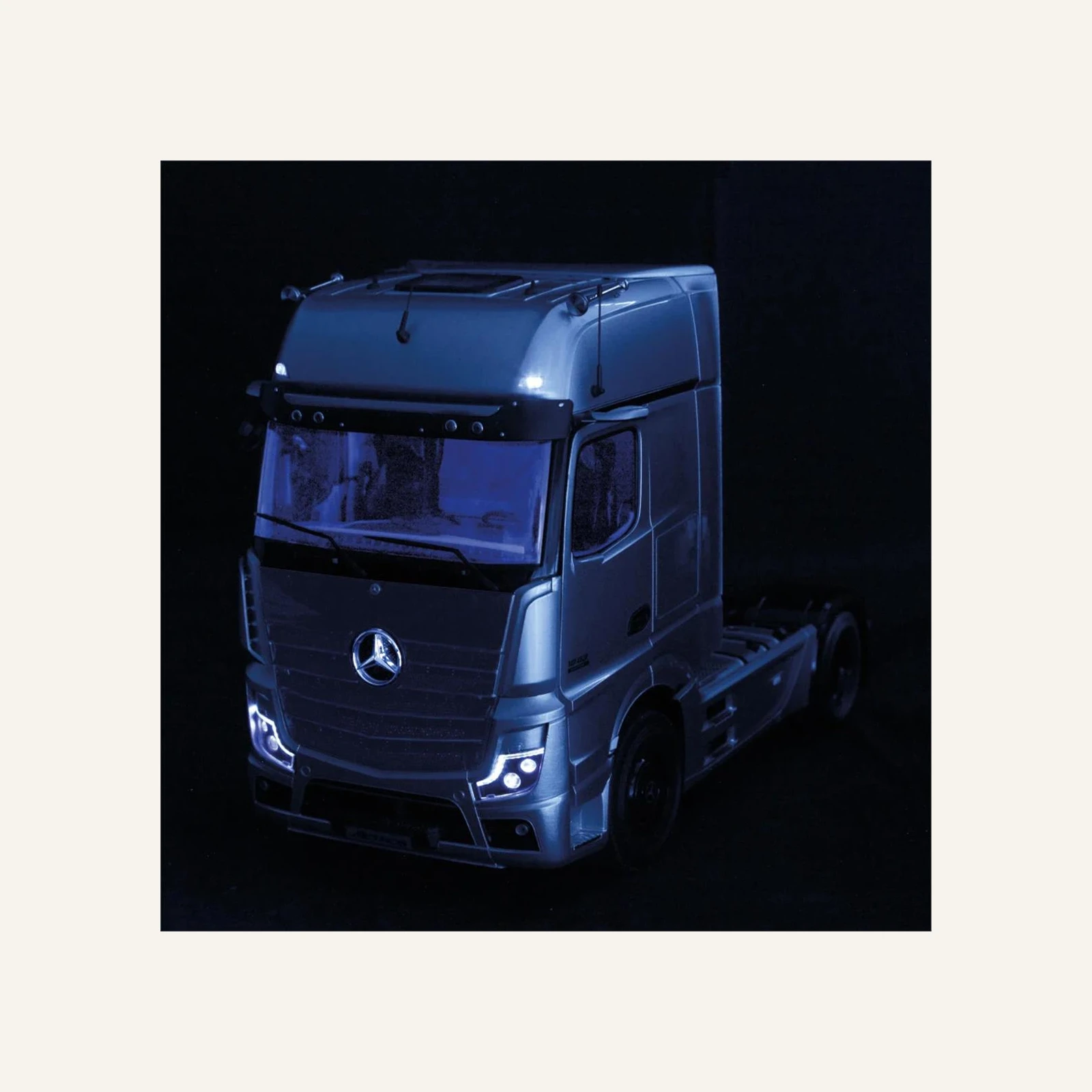 NZG 1077/55 1/18 Ölçek, Mercedes-Benz Actros Giga (Edition 3) Çekici, Metalik Gümüş