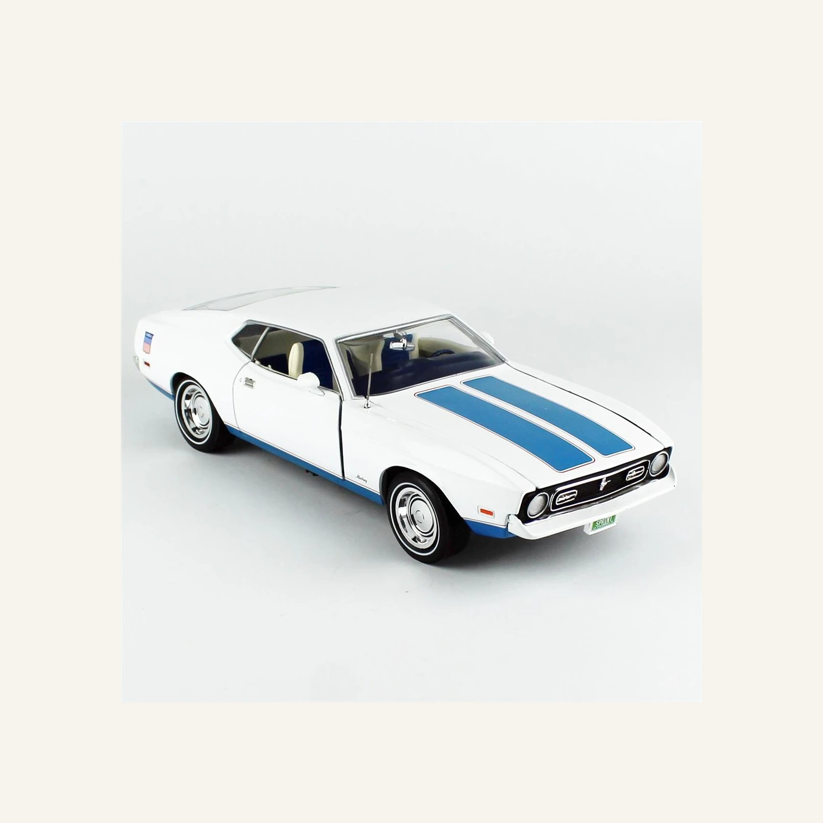 AutoWorld AMM1286 1/18 Ölçek, 1972 Ford Mustang Fastback (Class of 1972), Beyaz