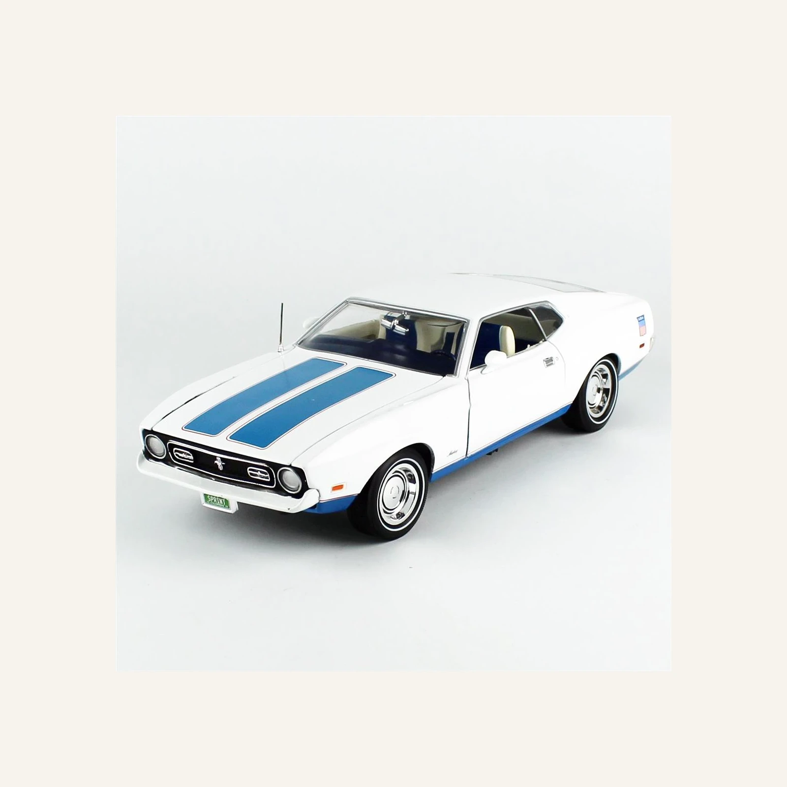 AutoWorld AMM1286 1/18 Ölçek, 1972 Ford Mustang Fastback (Class of 1972), Beyaz