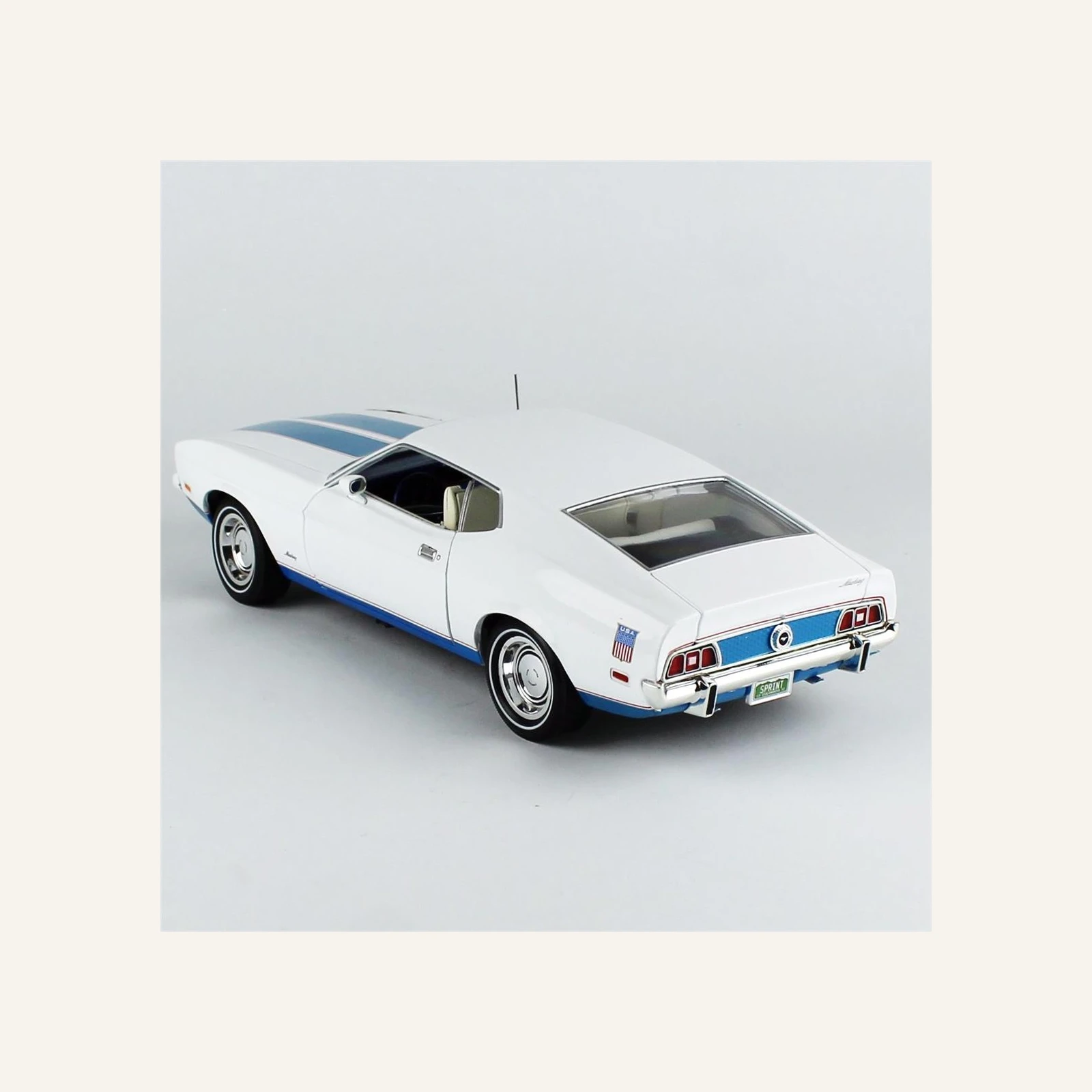 AutoWorld AMM1286 1/18 Ölçek, 1972 Ford Mustang Fastback (Class of 1972), Beyaz