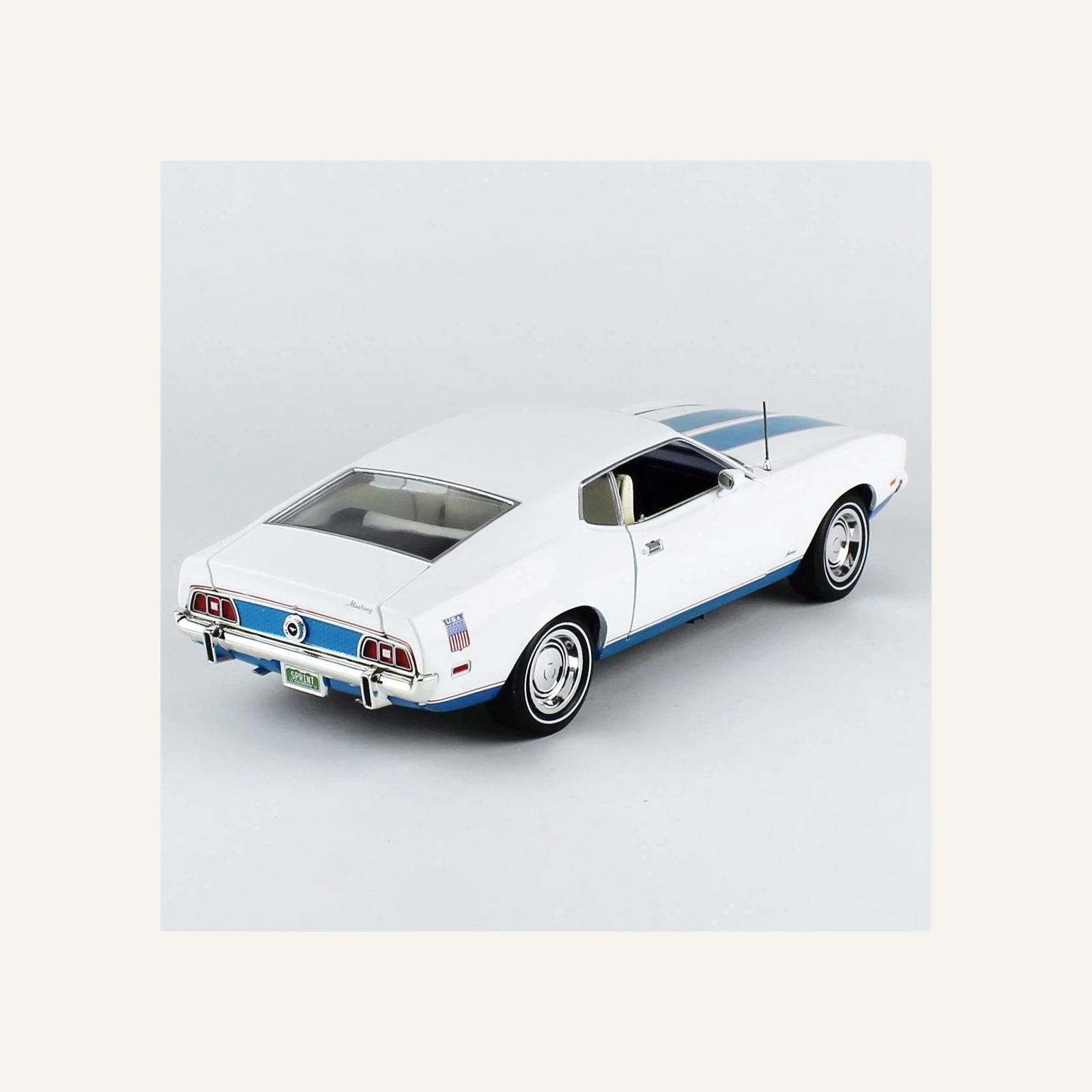 AutoWorld AMM1286 1/18 Ölçek, 1972 Ford Mustang Fastback (Class of 1972), Beyaz