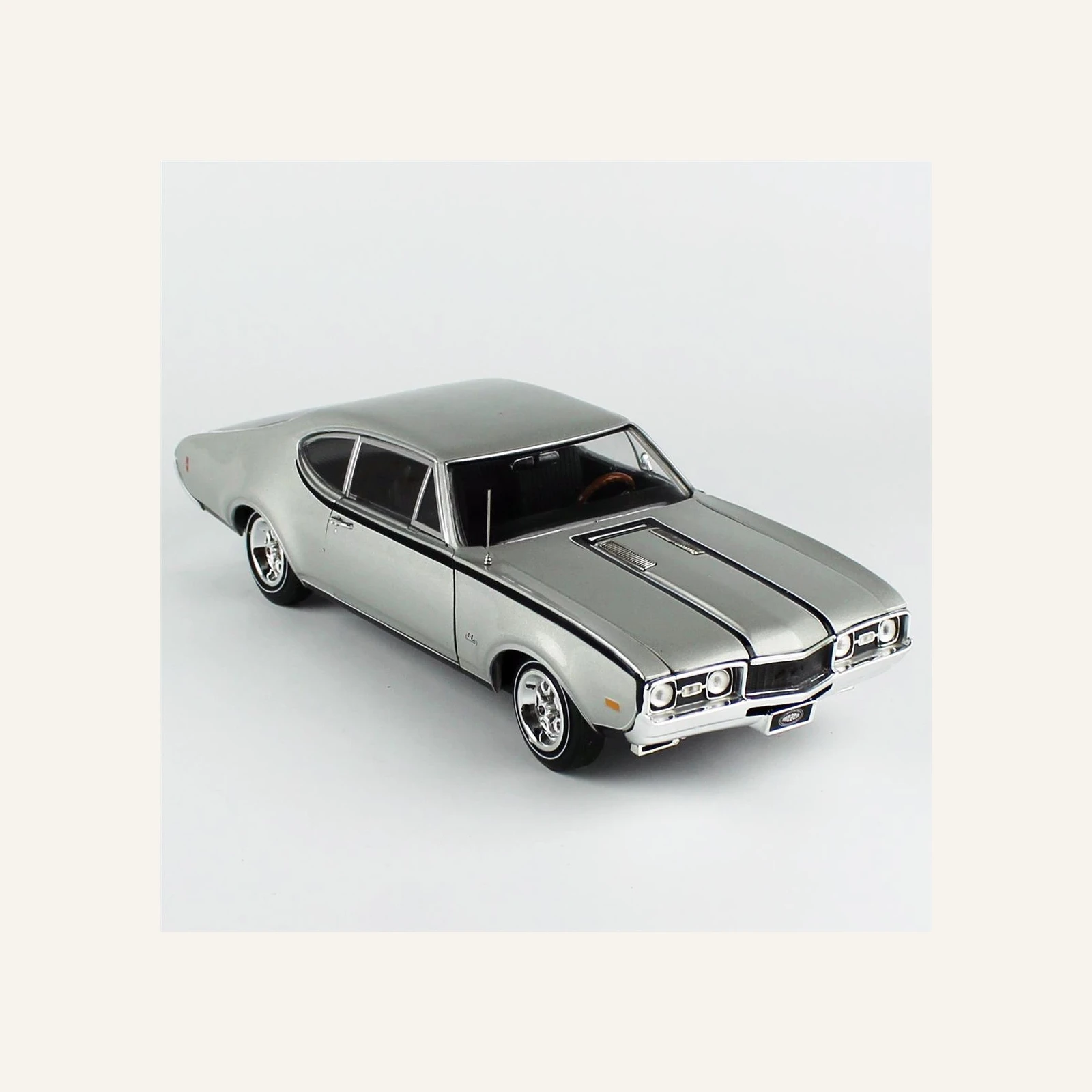 AutoWorld AMM1287 1/18 Ölçek, 1968 Oldsmobile Hurst Olds 2-Door Post (MCACN)