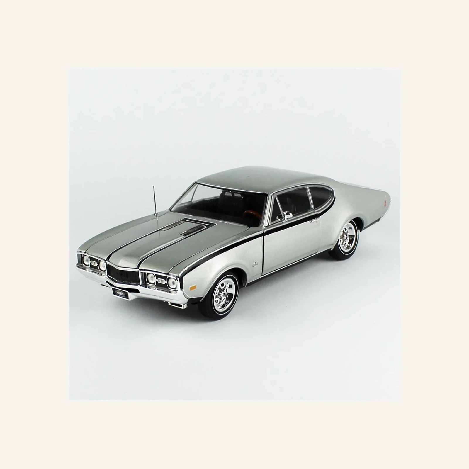 AutoWorld AMM1287 1/18 Ölçek, 1968 Oldsmobile Hurst Olds 2-Door Post (MCACN)