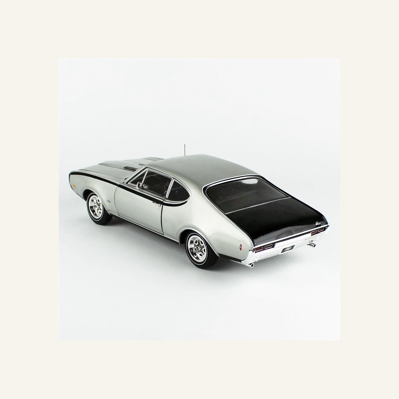 AutoWorld AMM1287 1/18 Ölçek, 1968 Oldsmobile Hurst Olds 2-Door Post (MCACN)
