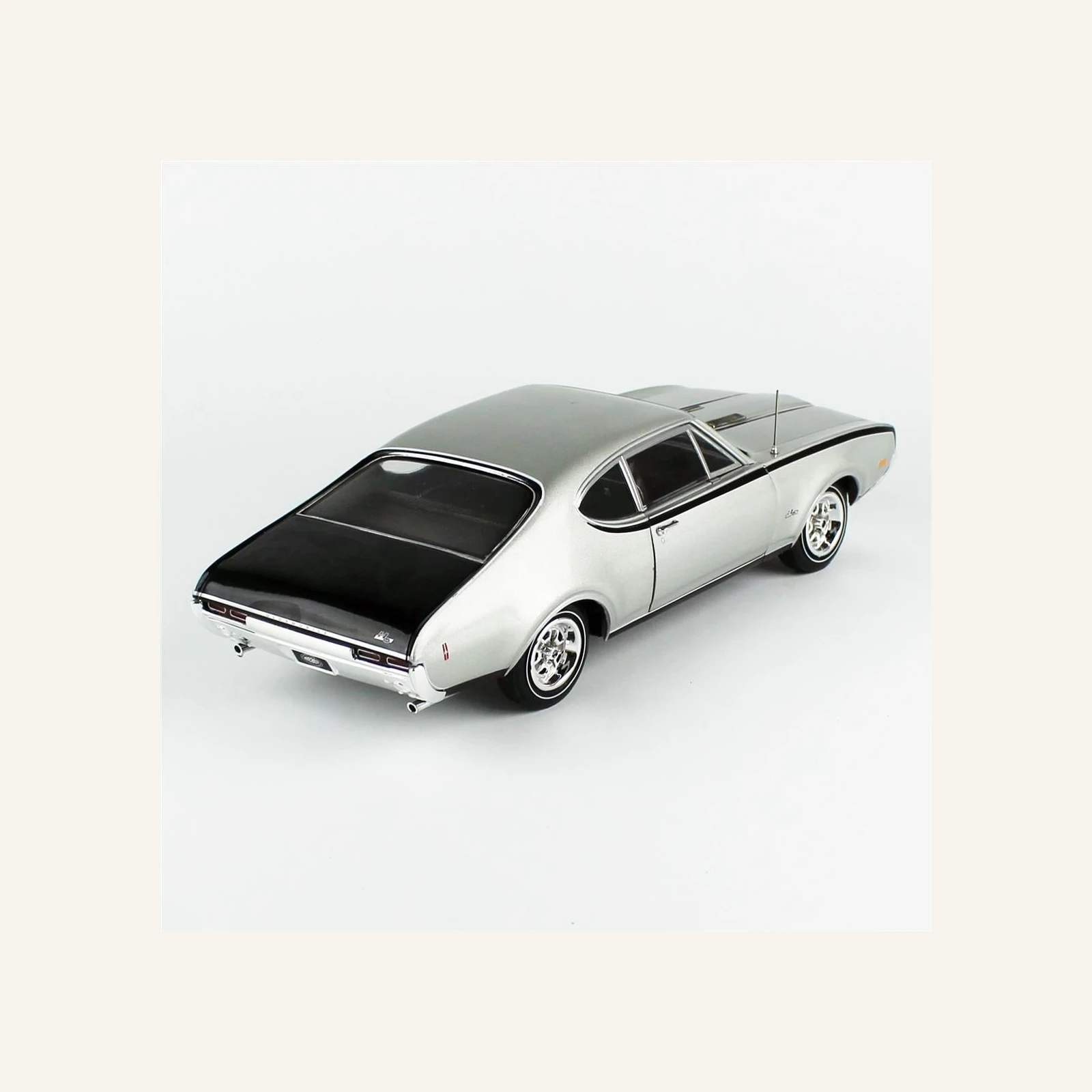 AutoWorld AMM1287 1/18 Ölçek, 1968 Oldsmobile Hurst Olds 2-Door Post (MCACN)