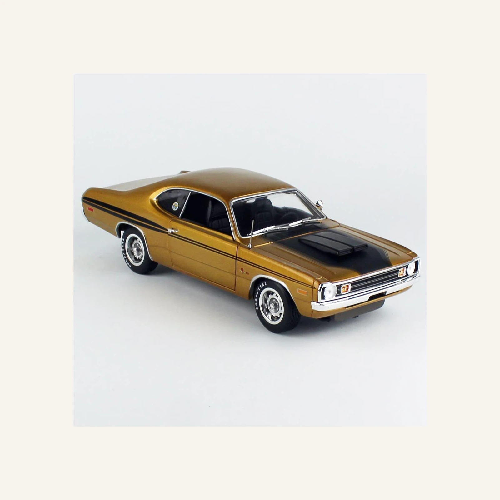 AutoWorld AMM1294 1/18 Ölçek, 1972 Dodge Demon GSS (Mr. Norms), GY8 Gold Metallic