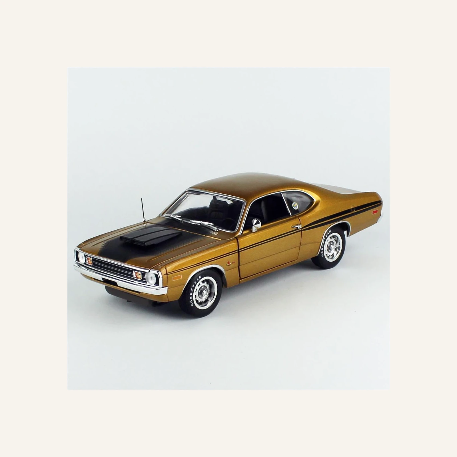 AutoWorld AMM1294 1/18 Ölçek, 1972 Dodge Demon GSS (Mr. Norms), GY8 Gold Metallic