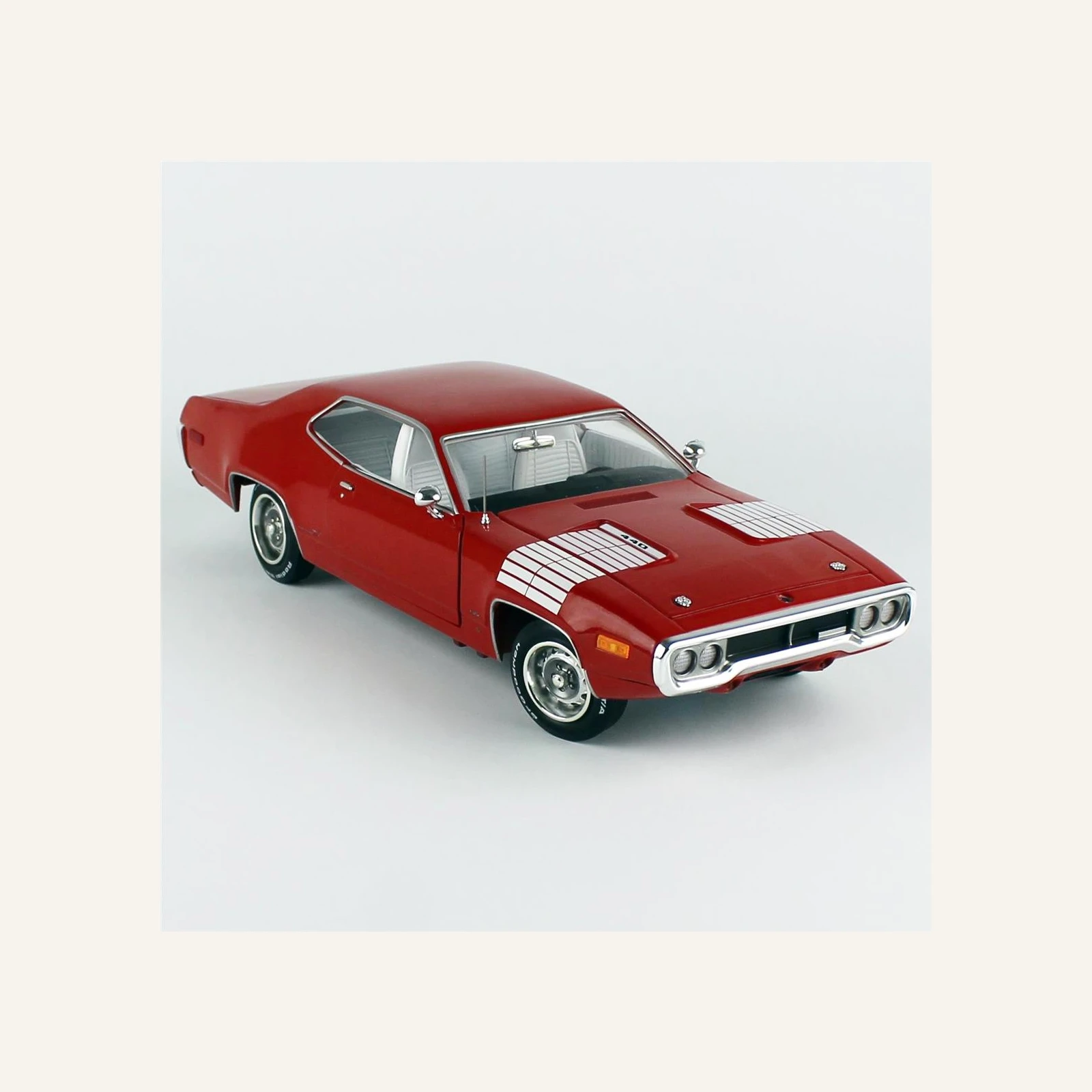 AutoWorld AMM1299 1/18 Ölçek, 1972 Plymouth Road Runner GTX, Red