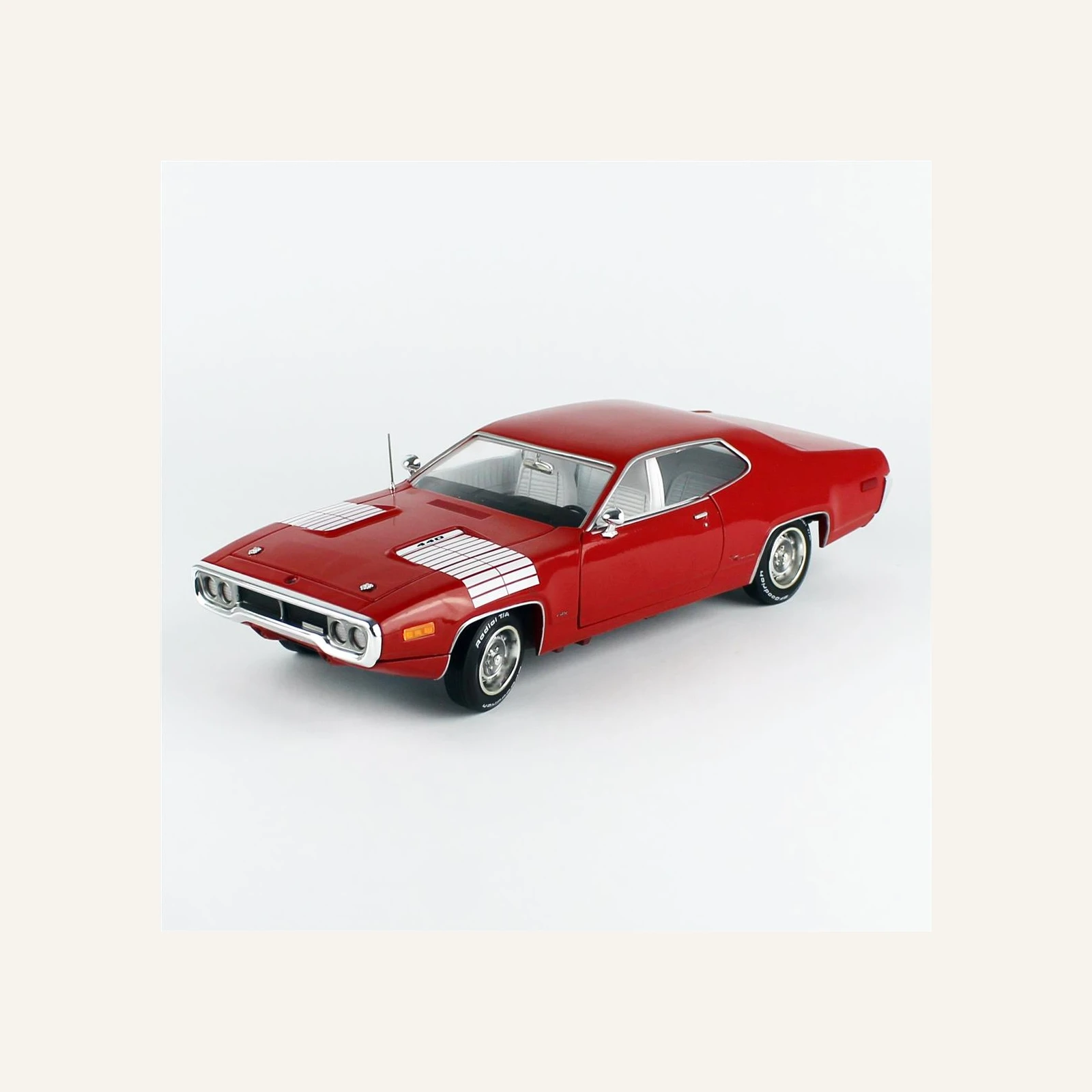 AutoWorld AMM1299 1/18 Ölçek, 1972 Plymouth Road Runner GTX, Red
