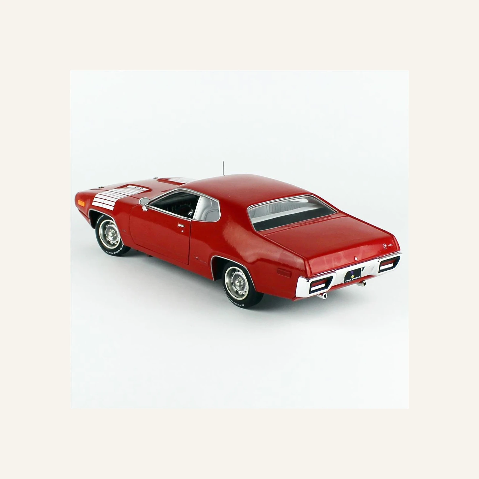 AutoWorld AMM1299 1/18 Ölçek, 1972 Plymouth Road Runner GTX, Red