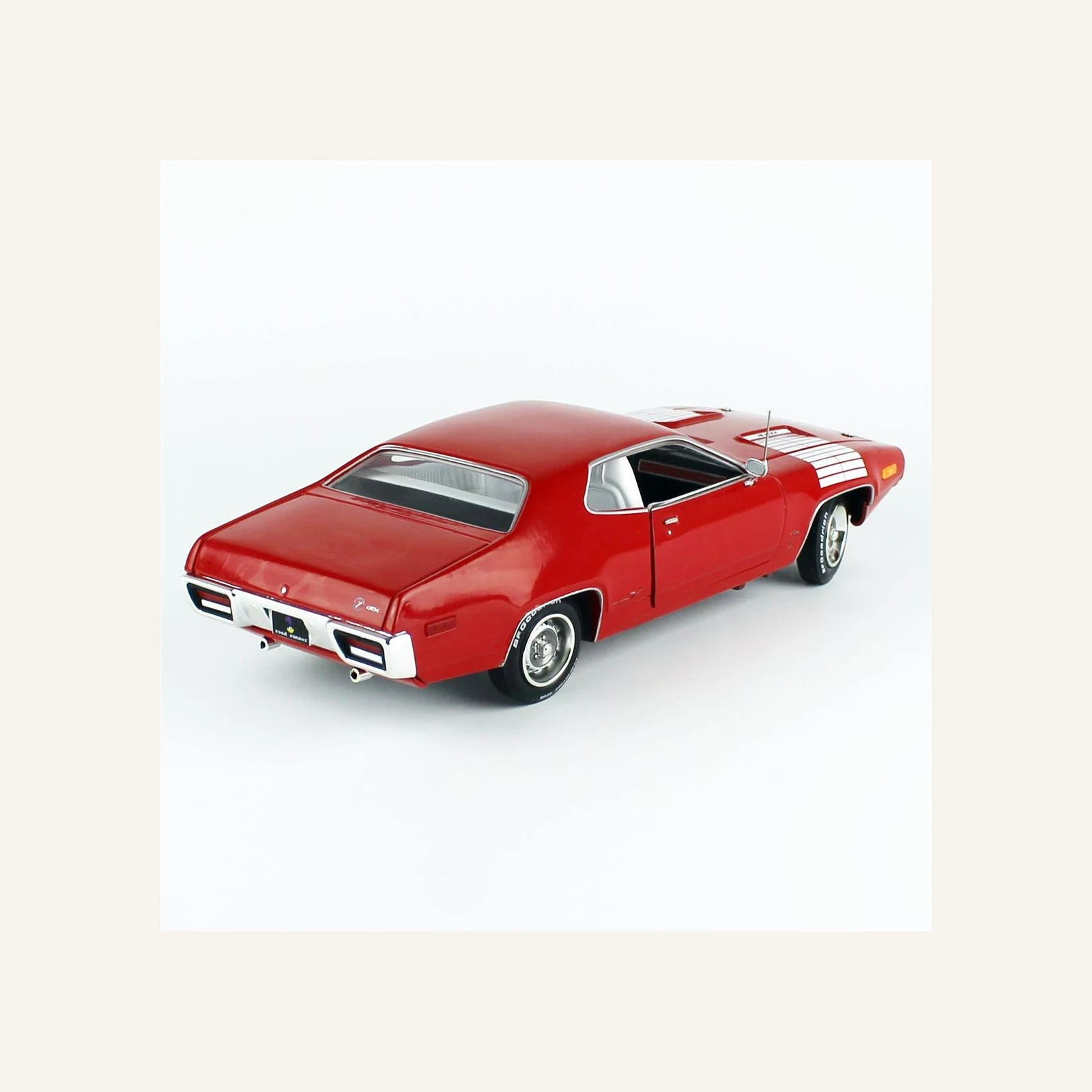 AutoWorld AMM1299 1/18 Ölçek, 1972 Plymouth Road Runner GTX, Red