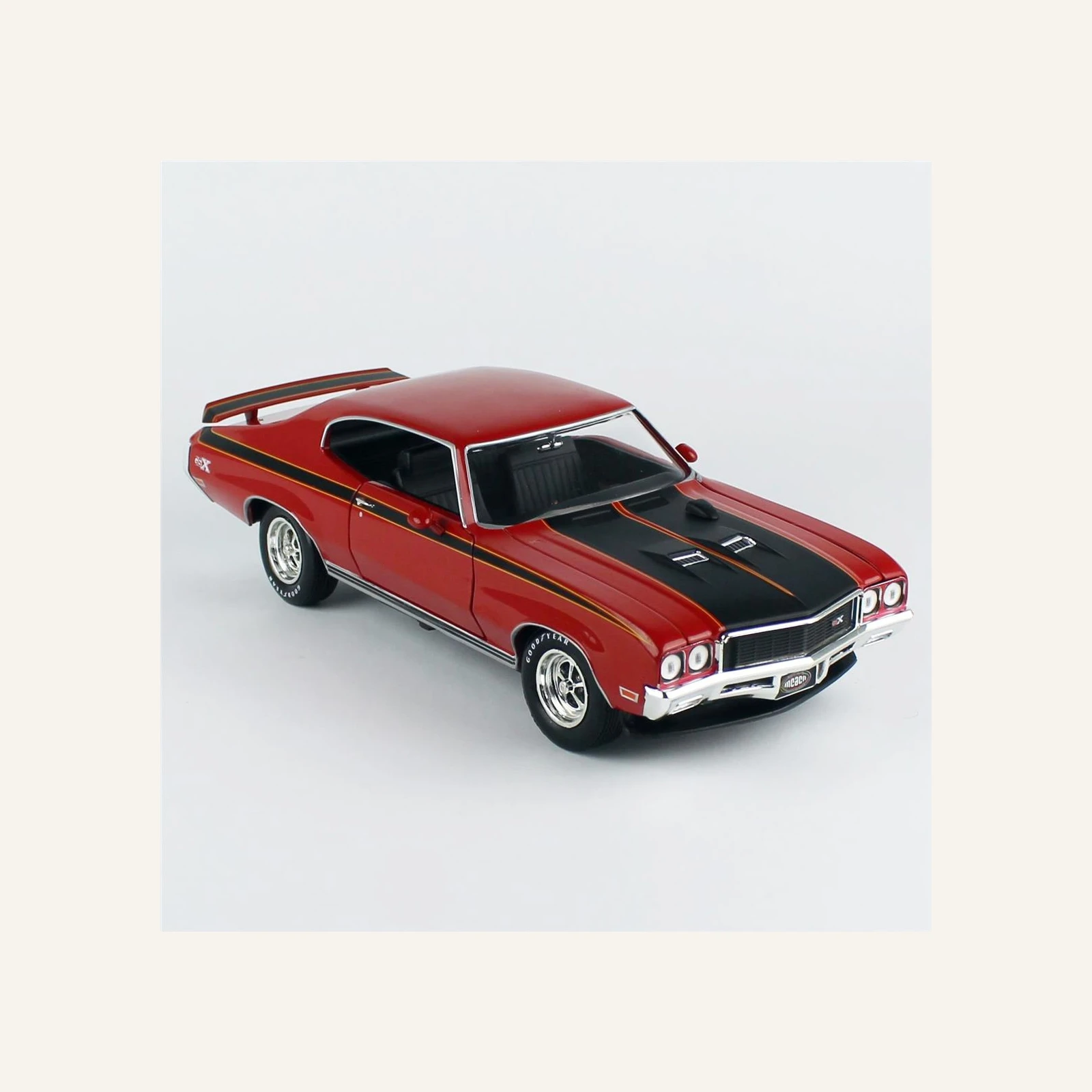 AutoWorld AMM1301 1/18 Ölçek, 1972 Buick GSX (Class of 1972 & MCACN), Fire Red