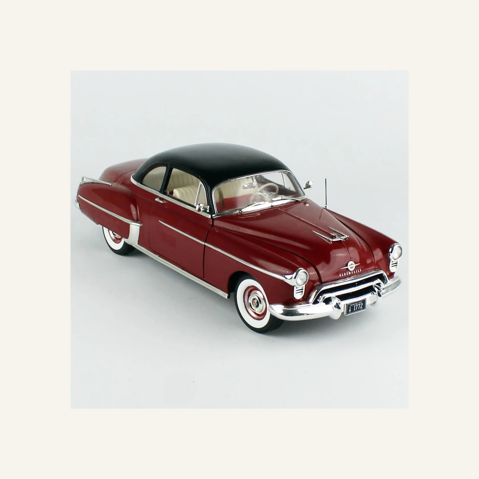 AutoWorld AMM1304 1/18 Ölçek, 1950 Oldsmobile 88 Holiday Coupe, Chariot Red