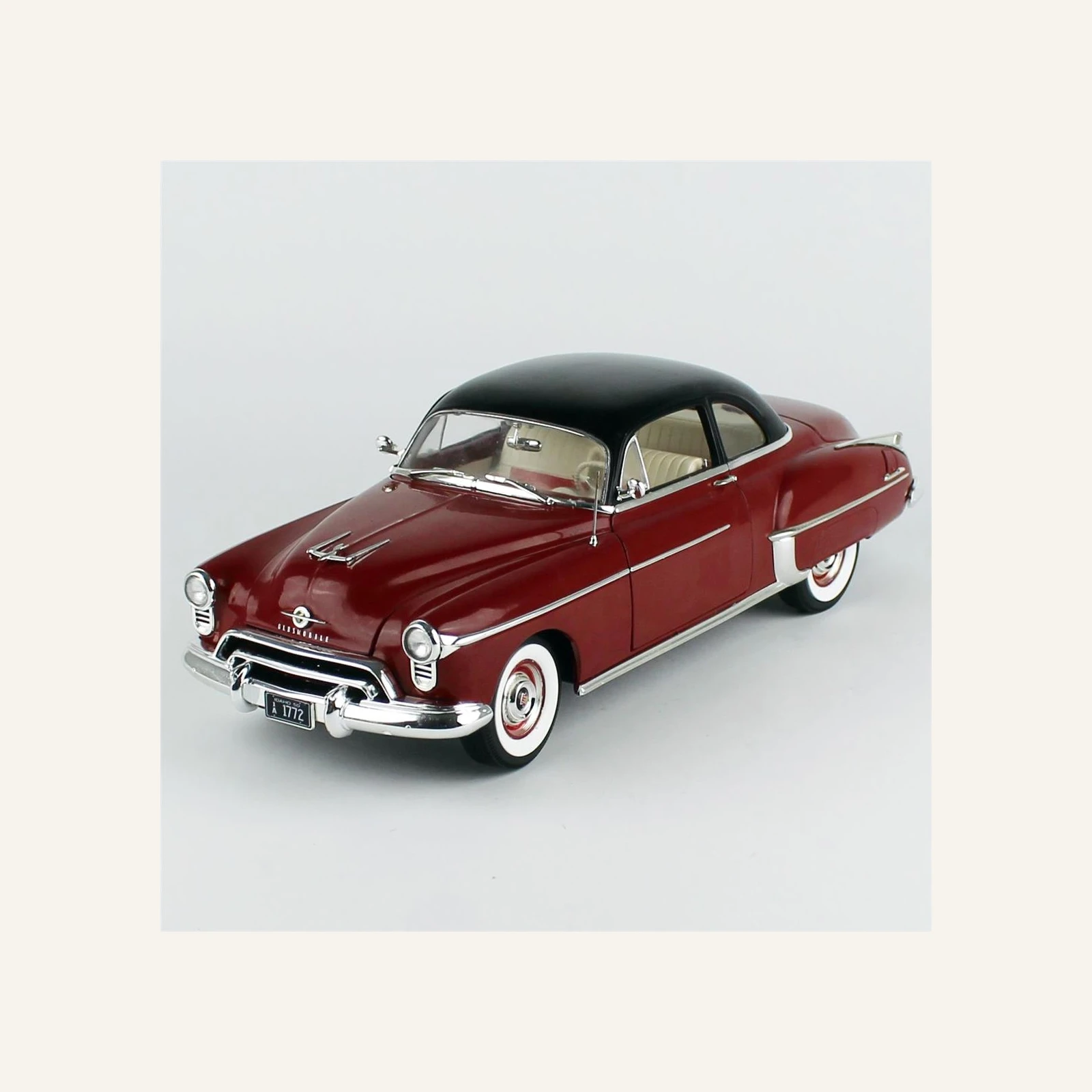 AutoWorld AMM1304 1/18 Ölçek, 1950 Oldsmobile 88 Holiday Coupe, Chariot Red