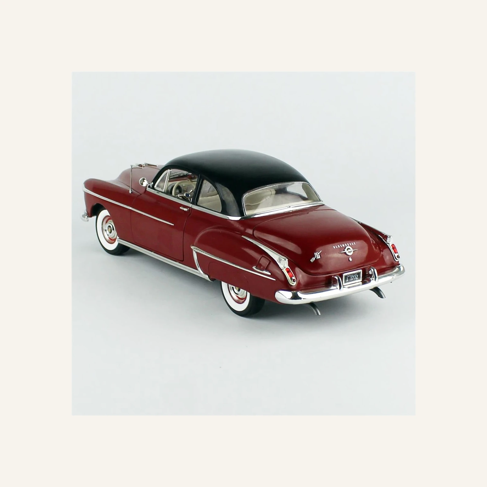 AutoWorld AMM1304 1/18 Ölçek, 1950 Oldsmobile 88 Holiday Coupe, Chariot Red