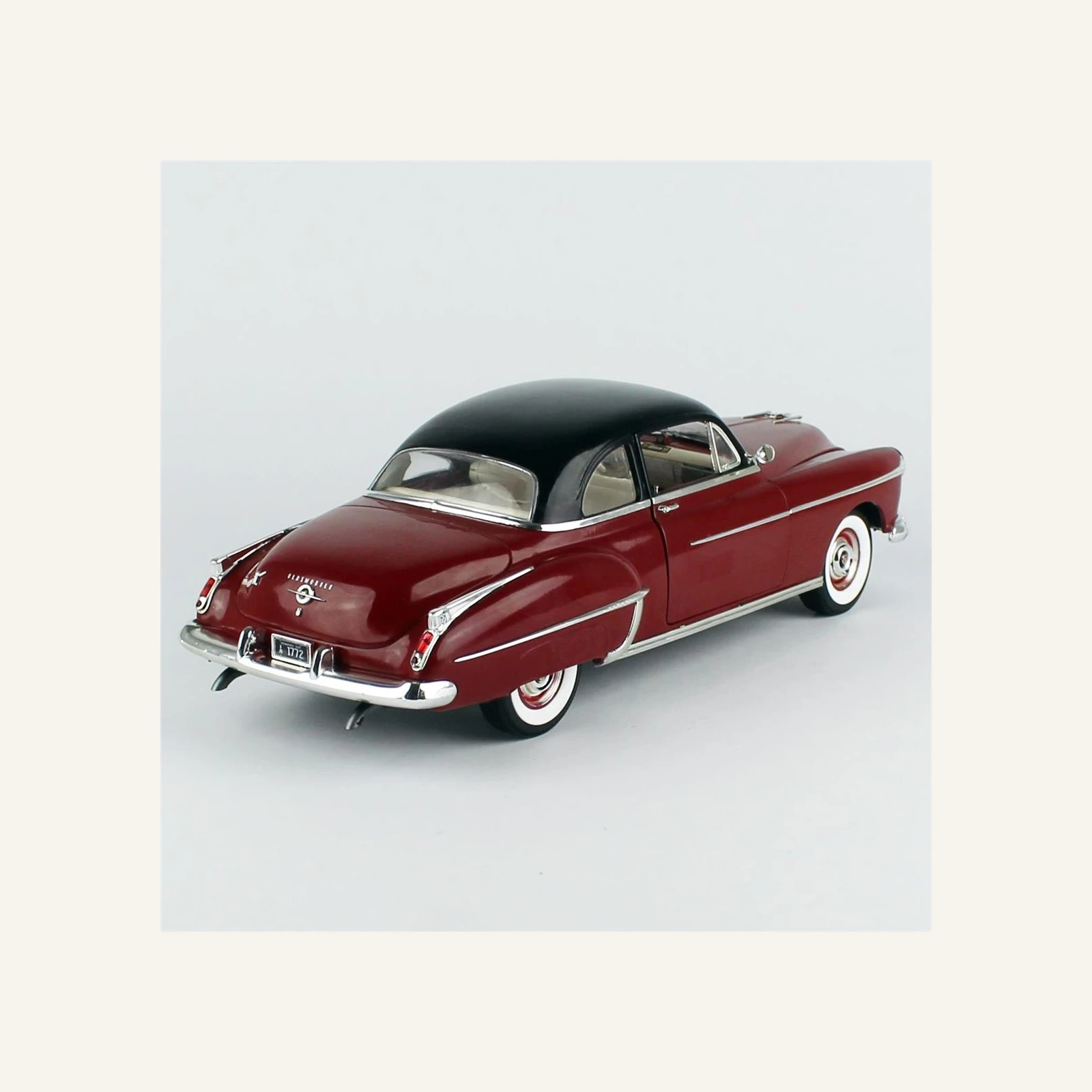 AutoWorld AMM1304 1/18 Ölçek, 1950 Oldsmobile 88 Holiday Coupe, Chariot Red
