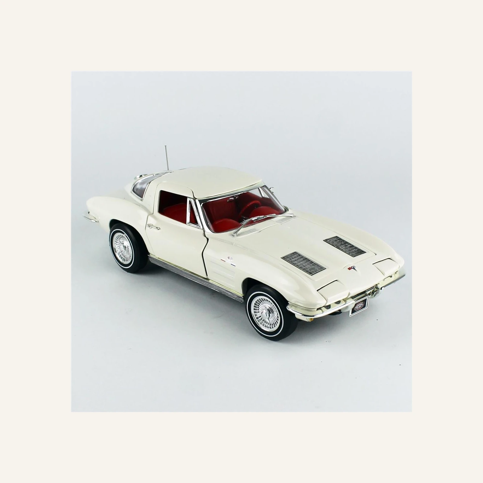 AutoWorld AMM1308 1/18 Ölçek, 1963 Chevrolet Corvette Split Window Coupe (MCACN), Ermine White