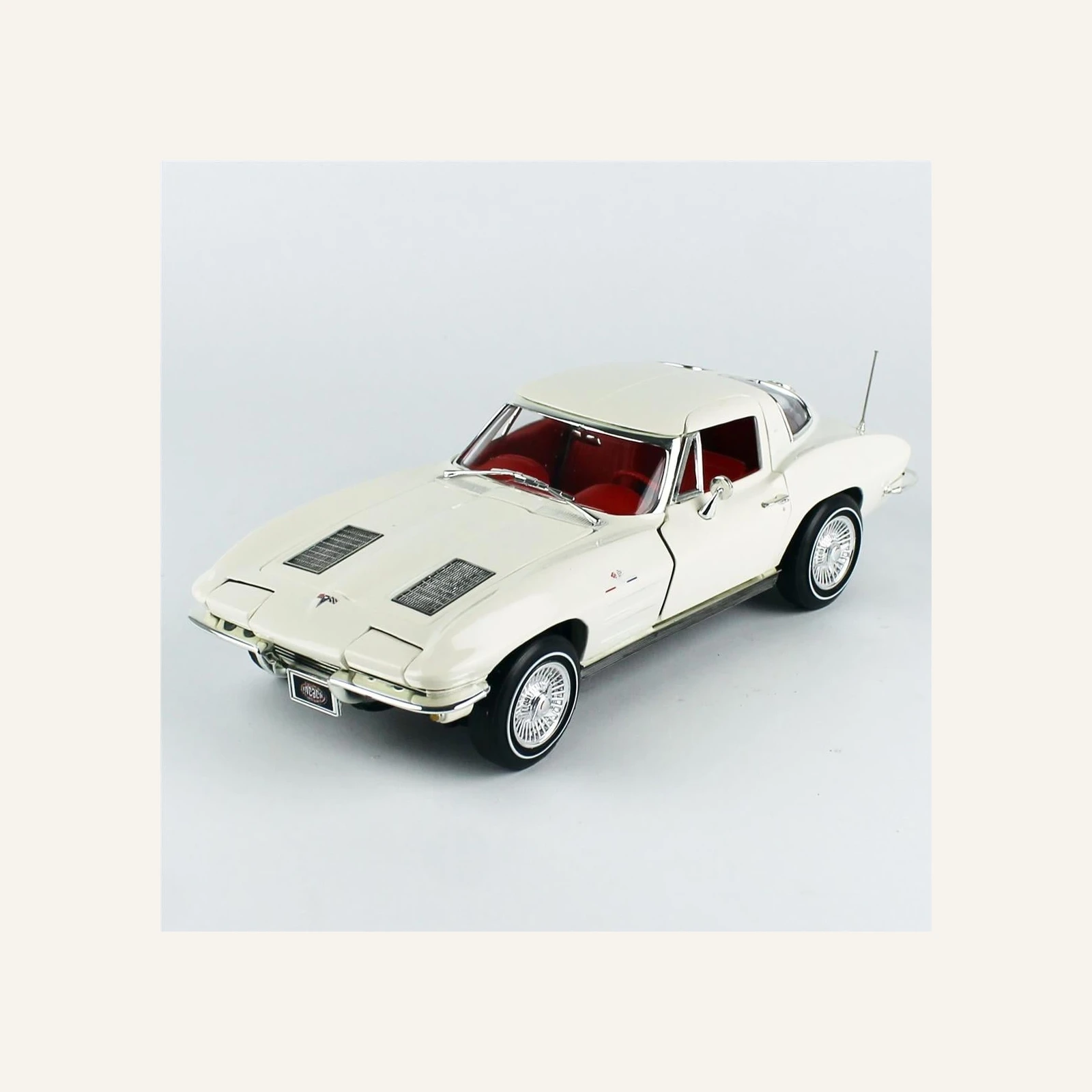 AutoWorld AMM1308 1/18 Ölçek, 1963 Chevrolet Corvette Split Window Coupe (MCACN), Ermine White