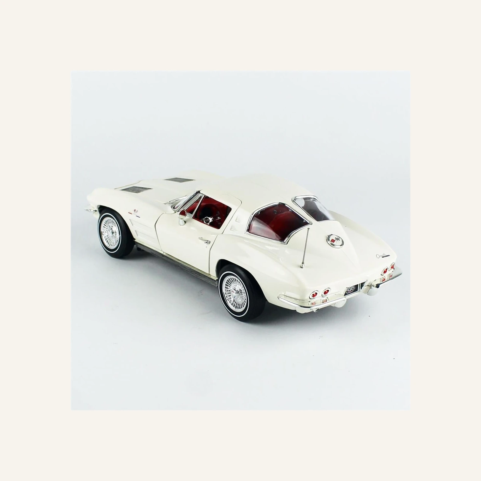 AutoWorld AMM1308 1/18 Ölçek, 1963 Chevrolet Corvette Split Window Coupe (MCACN), Ermine White