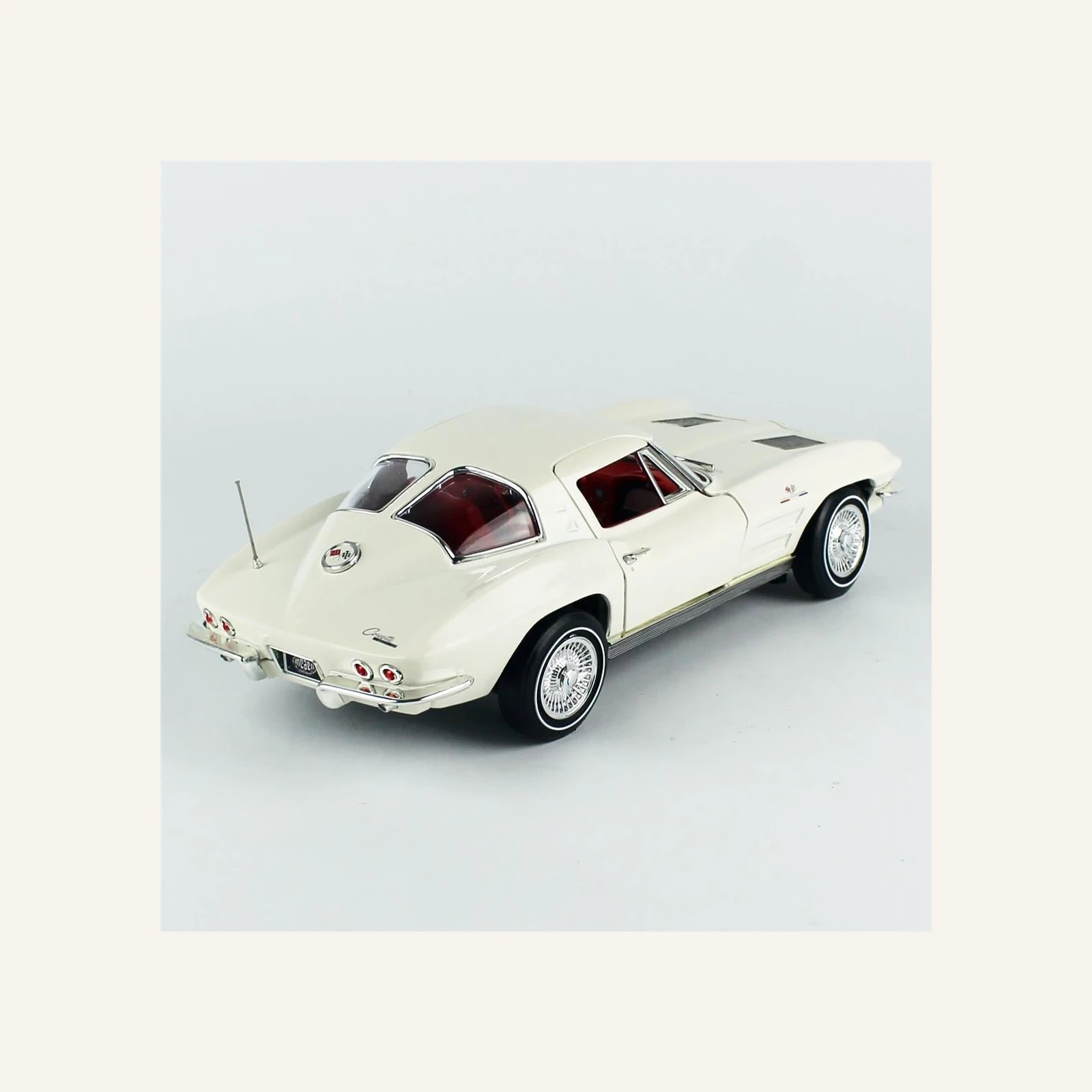 AutoWorld AMM1308 1/18 Ölçek, 1963 Chevrolet Corvette Split Window Coupe (MCACN), Ermine White