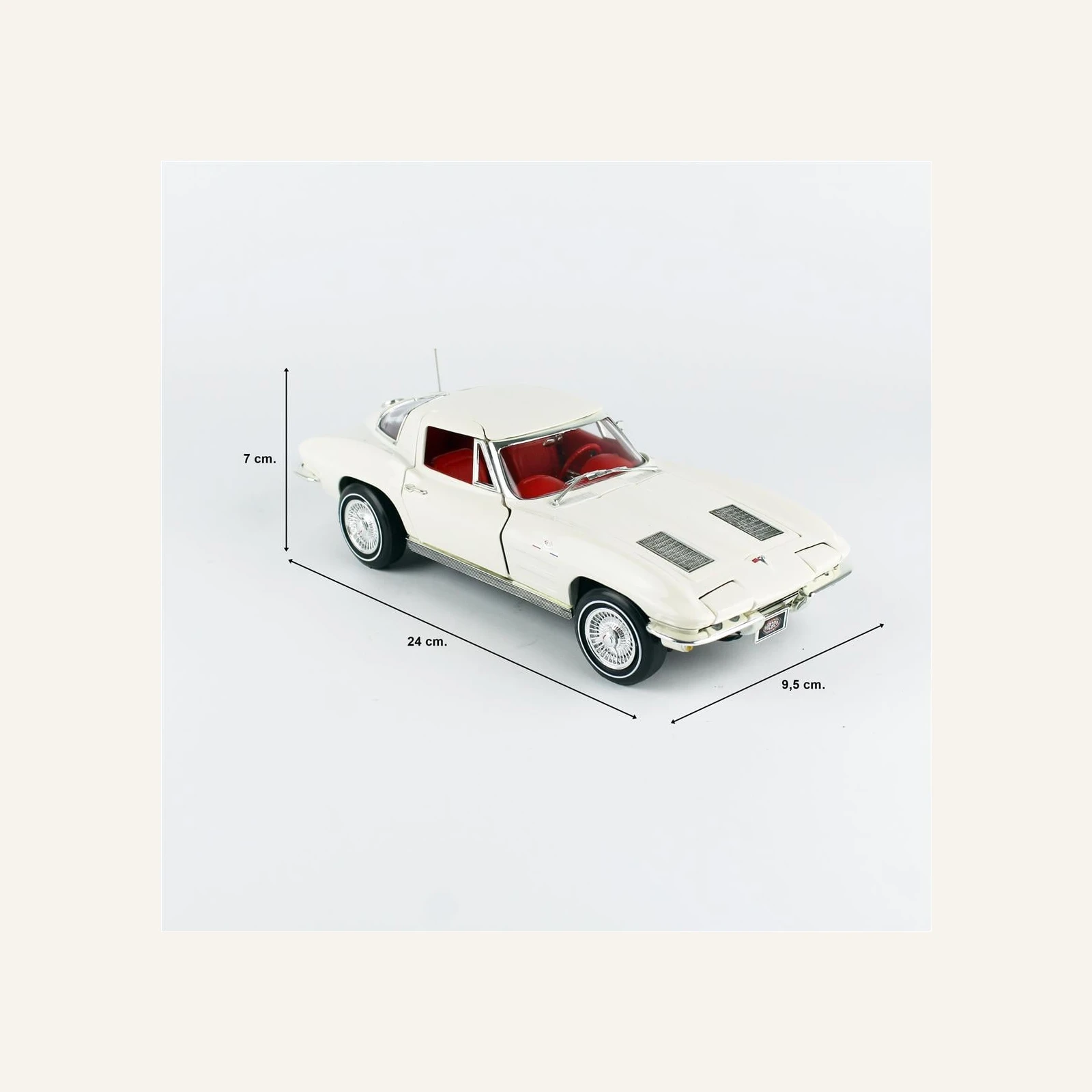 AutoWorld AMM1308 1/18 Ölçek, 1963 Chevrolet Corvette Split Window Coupe (MCACN), Ermine White