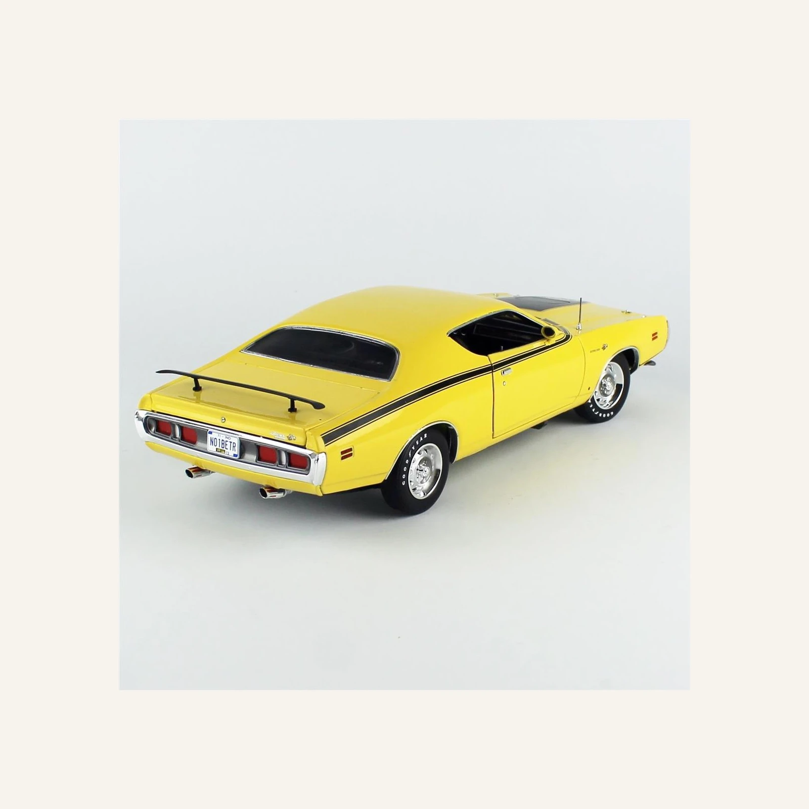AutoWorld AMM1315 1/18/ Ölçek, 1971 Dodge Charger Super Bee